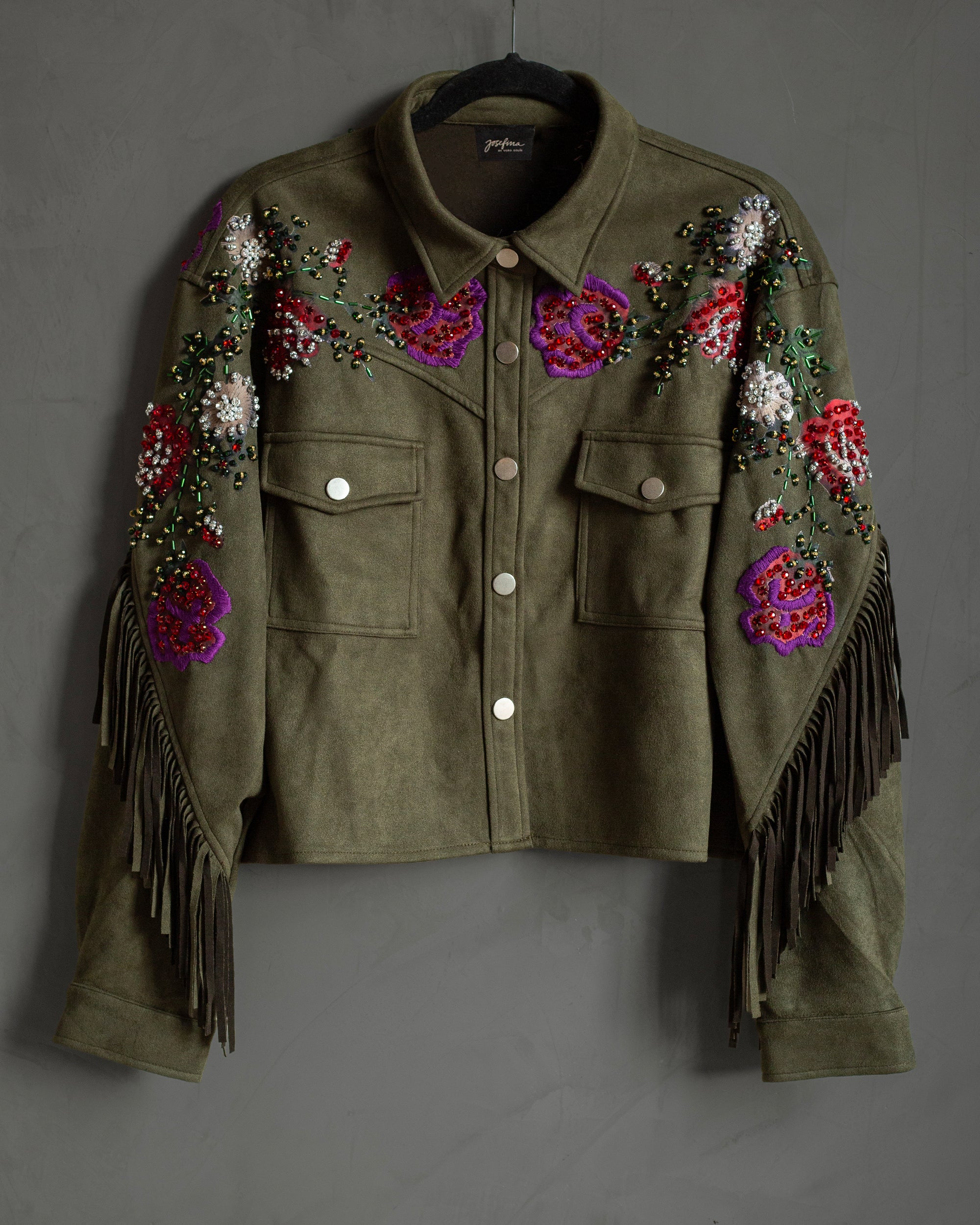 Chamarra de gamuza con flecos y flores