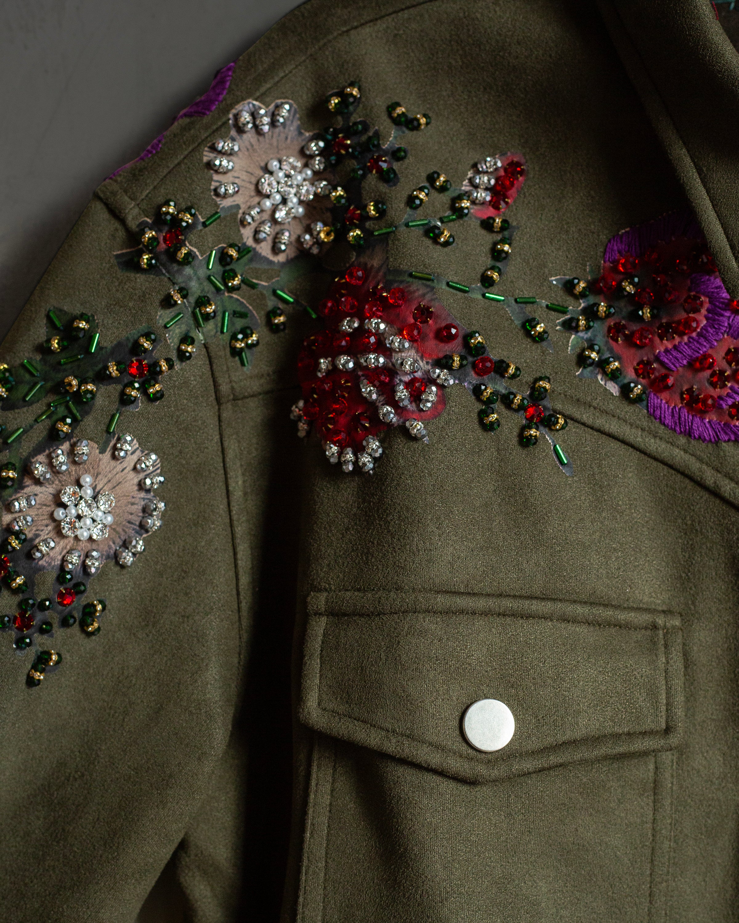 Chamarra de gamuza con flecos y flores