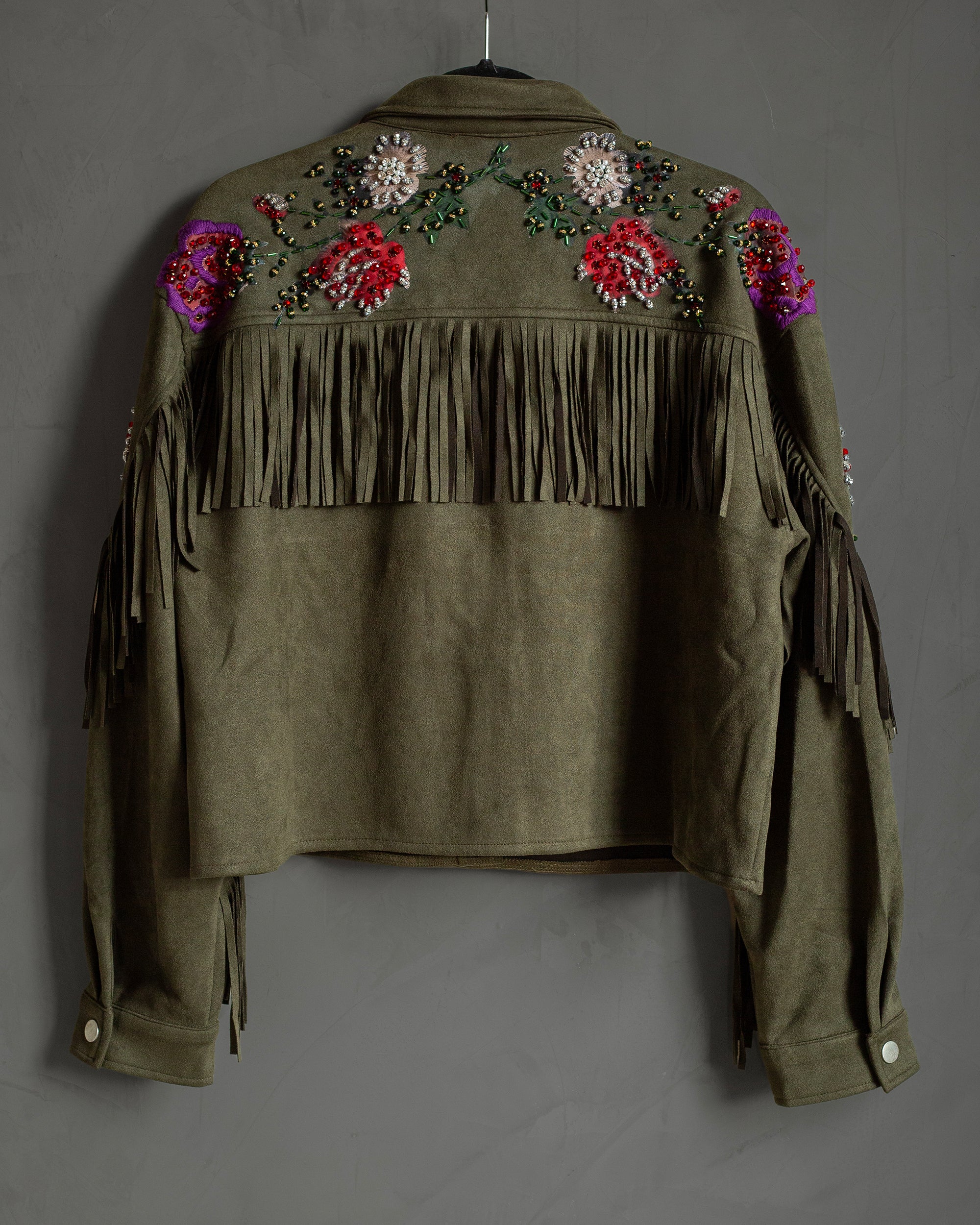 Chamarra de gamuza con flecos y flores