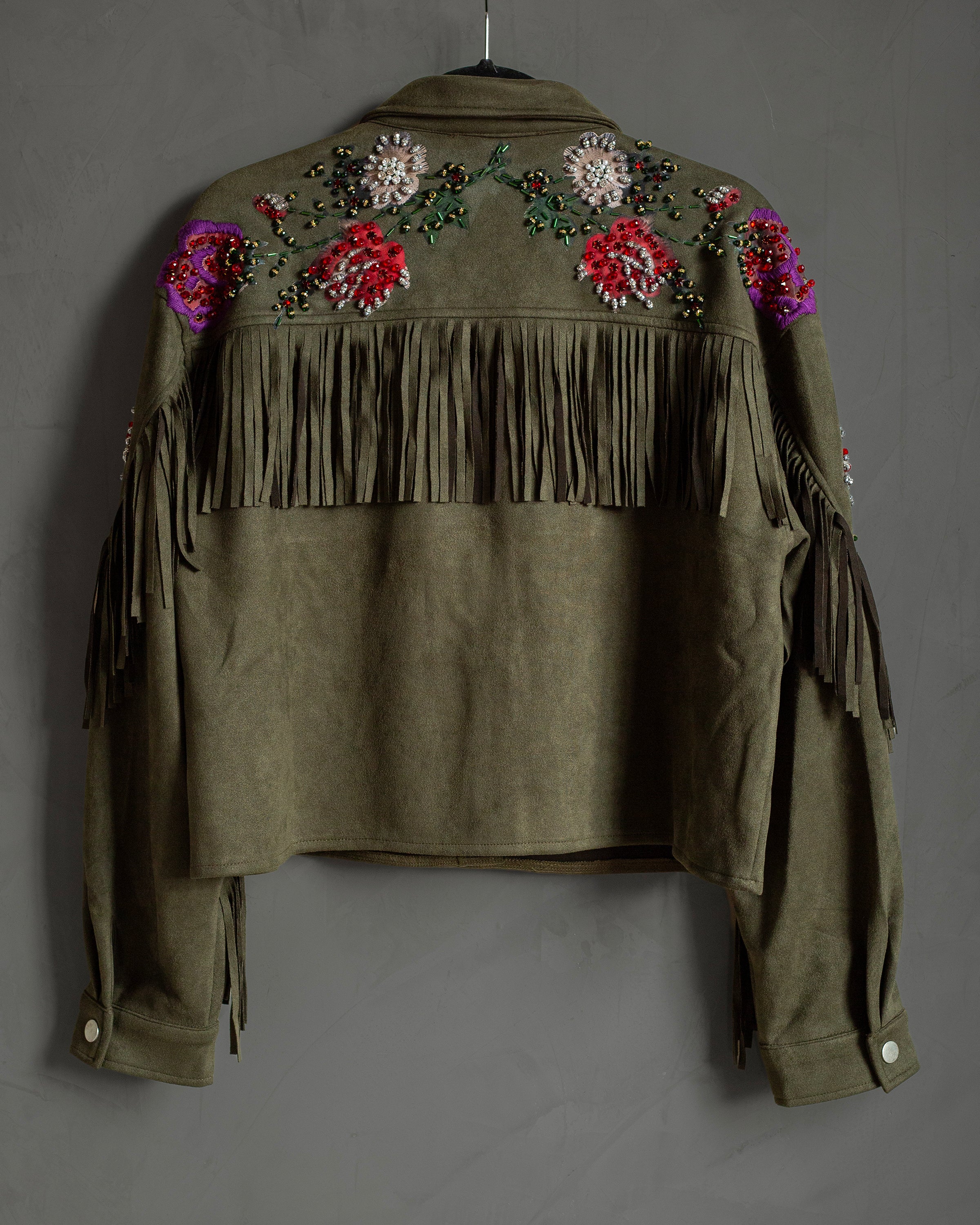 Chamarra de gamuza con flecos y flores