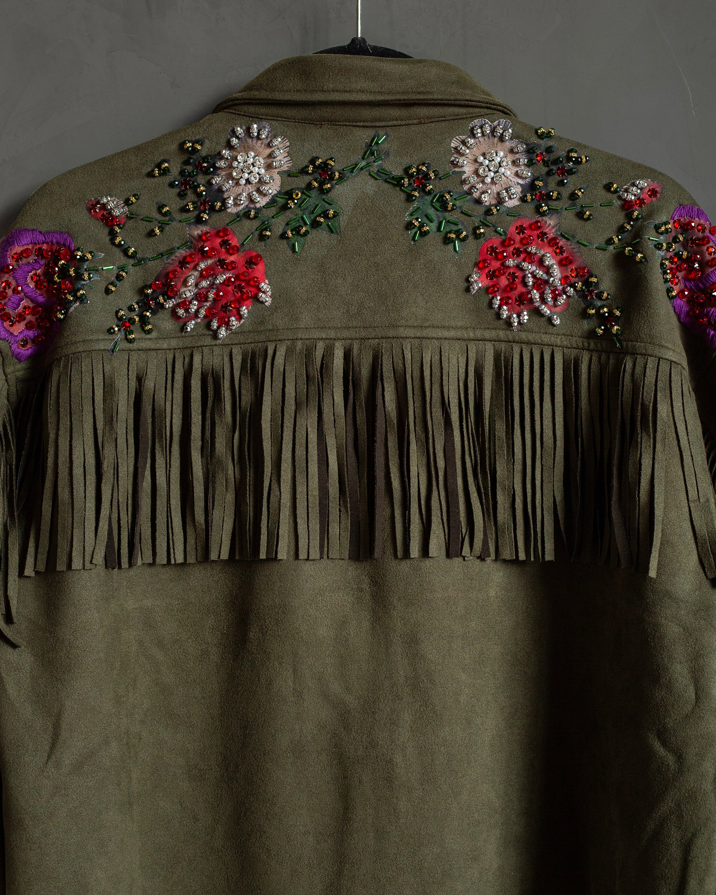 Chamarra de gamuza con flecos y flores