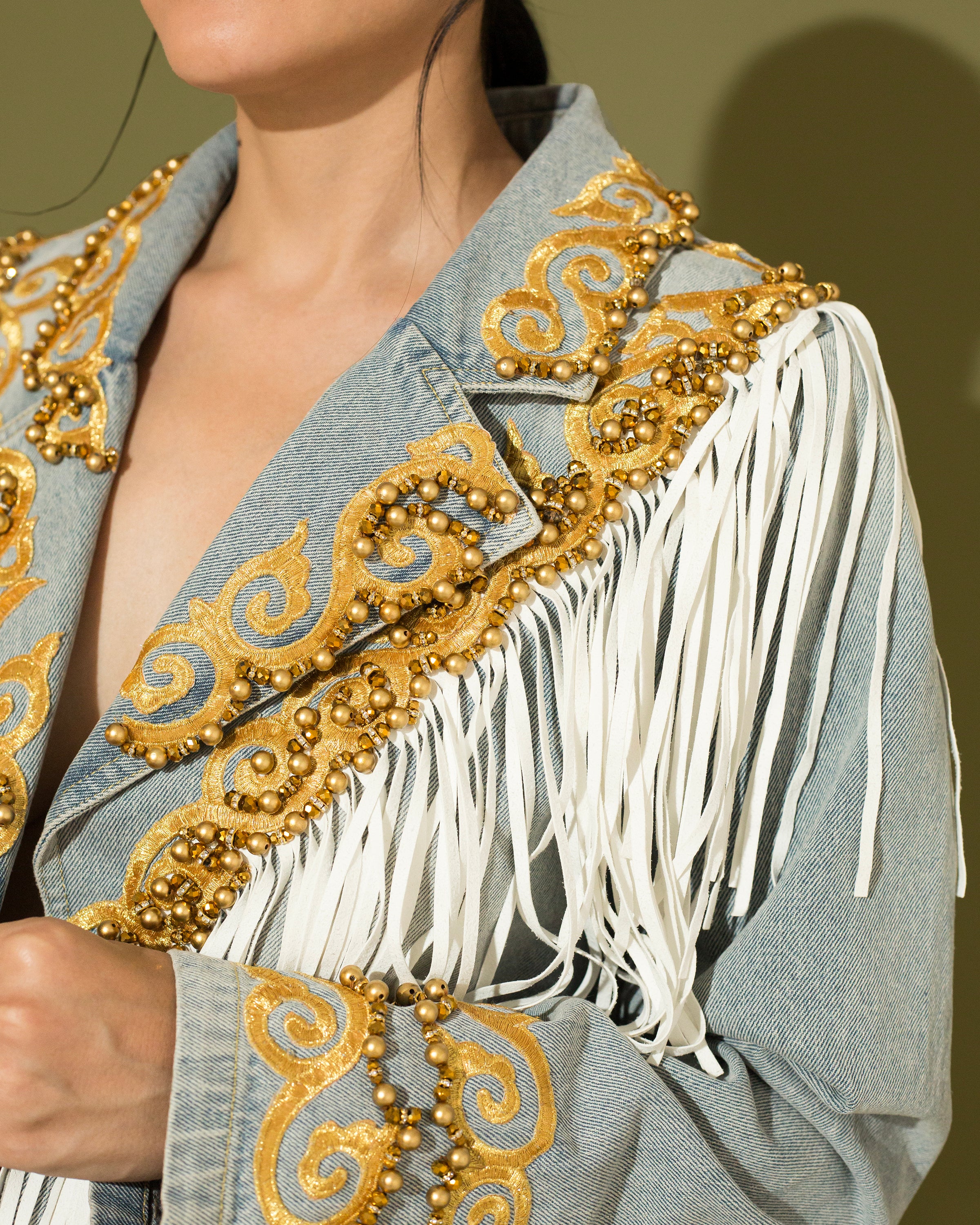 Denim jacket con flecos y grecas