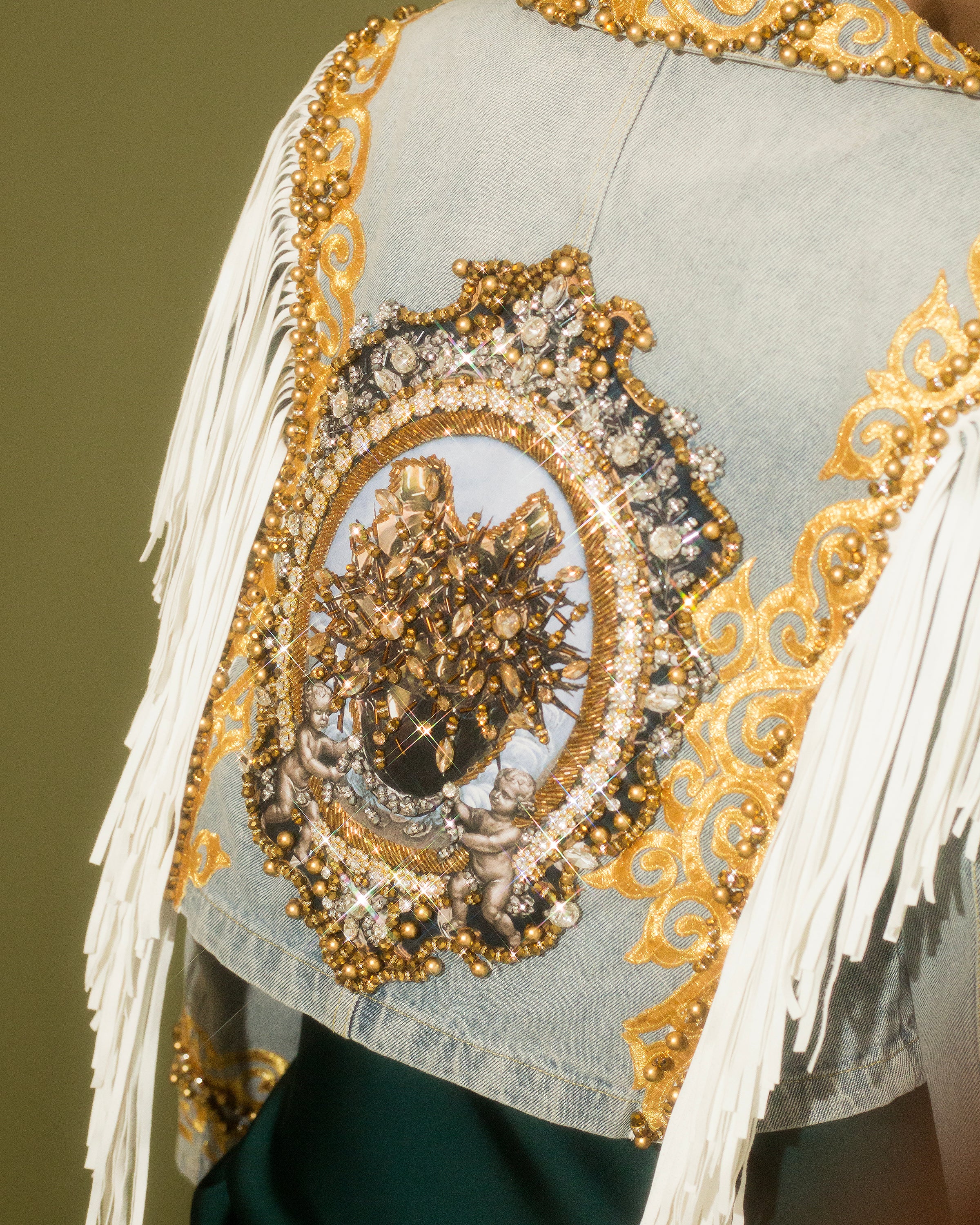 Denim jacket con flecos y grecas
