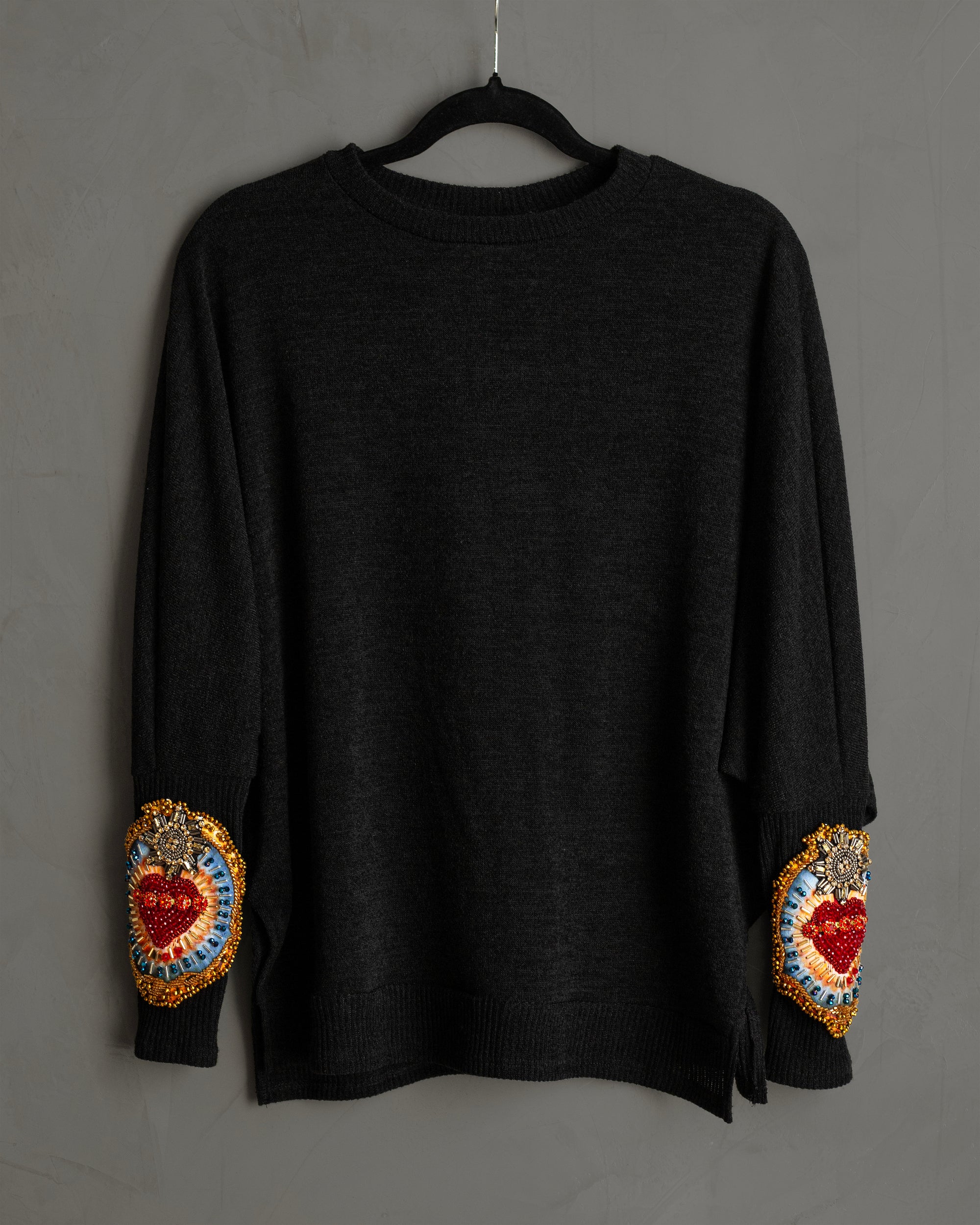 Knitted top negro con sagrados corazones