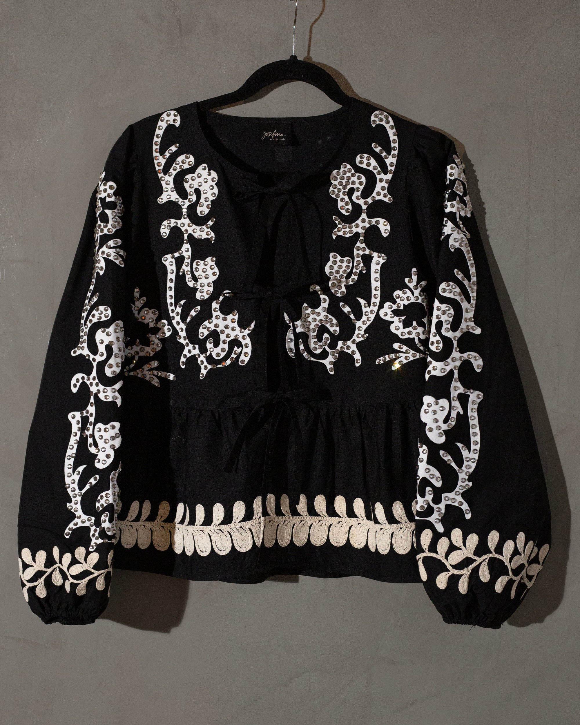 Top negro con lazos al frente con grecas y flores