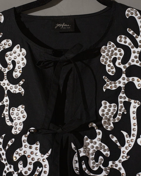 Top negro con lazos al frente con grecas y flores