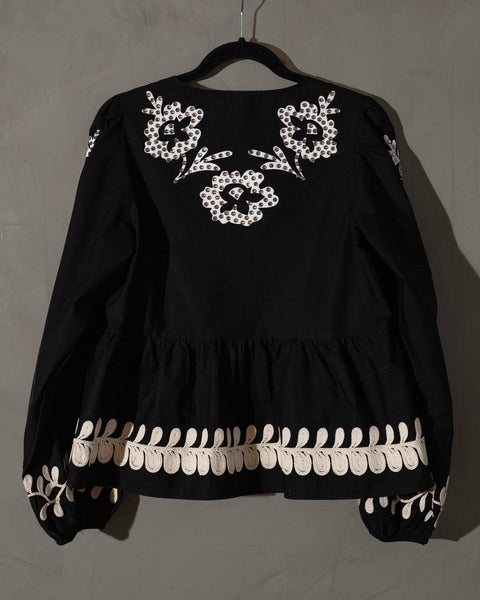 Top negro con lazos al frente con grecas y flores