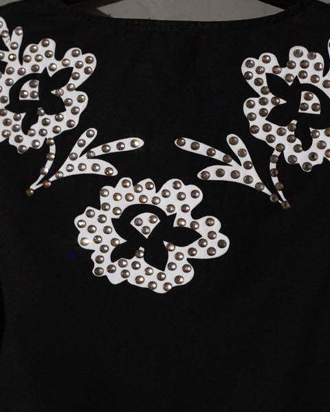 Top negro con lazos al frente con grecas y flores