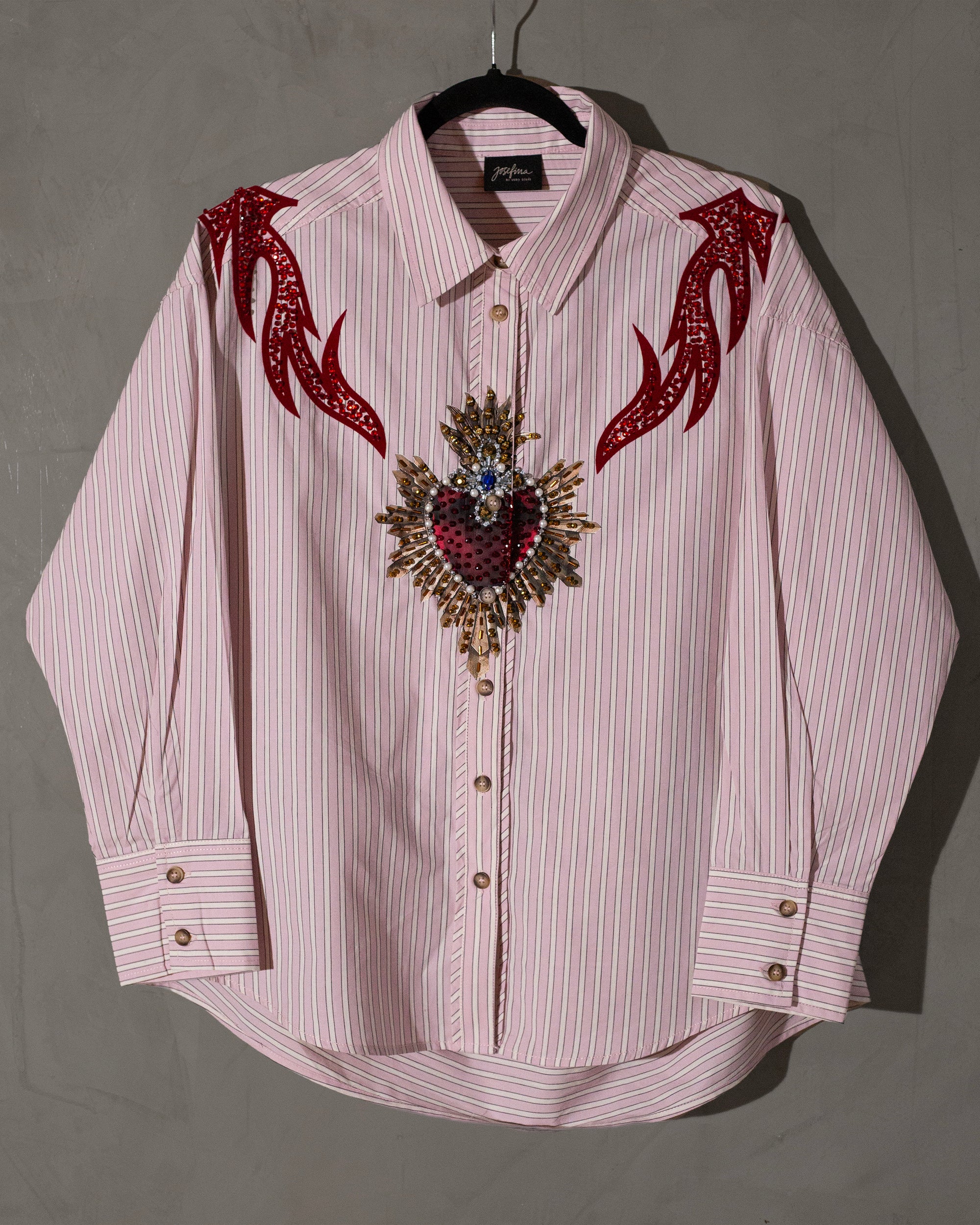 Camisera rosa con grecas y corazón