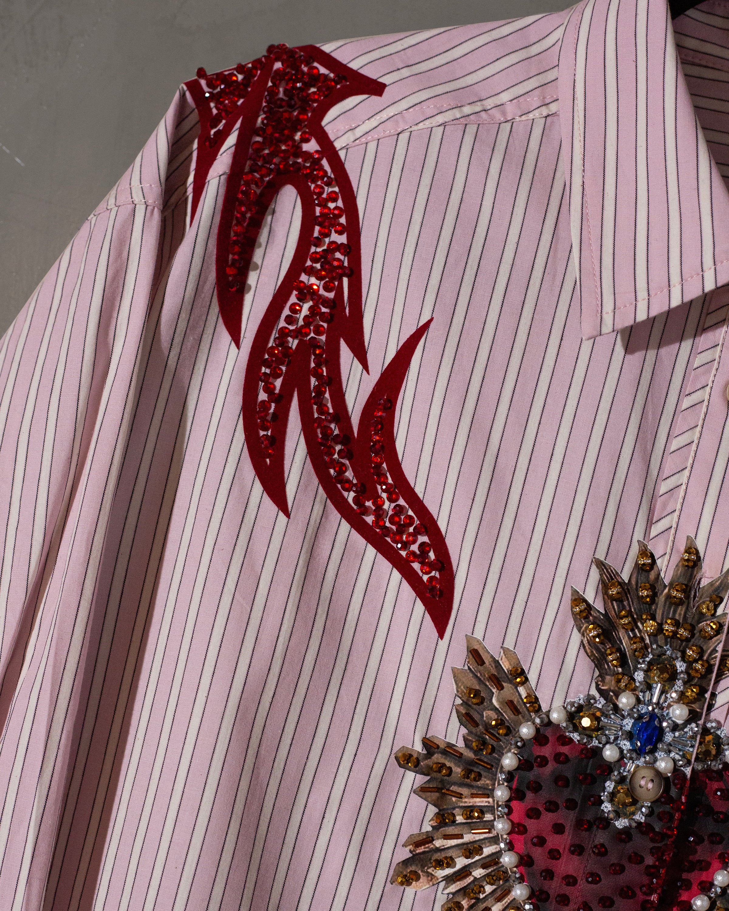 Camisera rosa con grecas y corazón