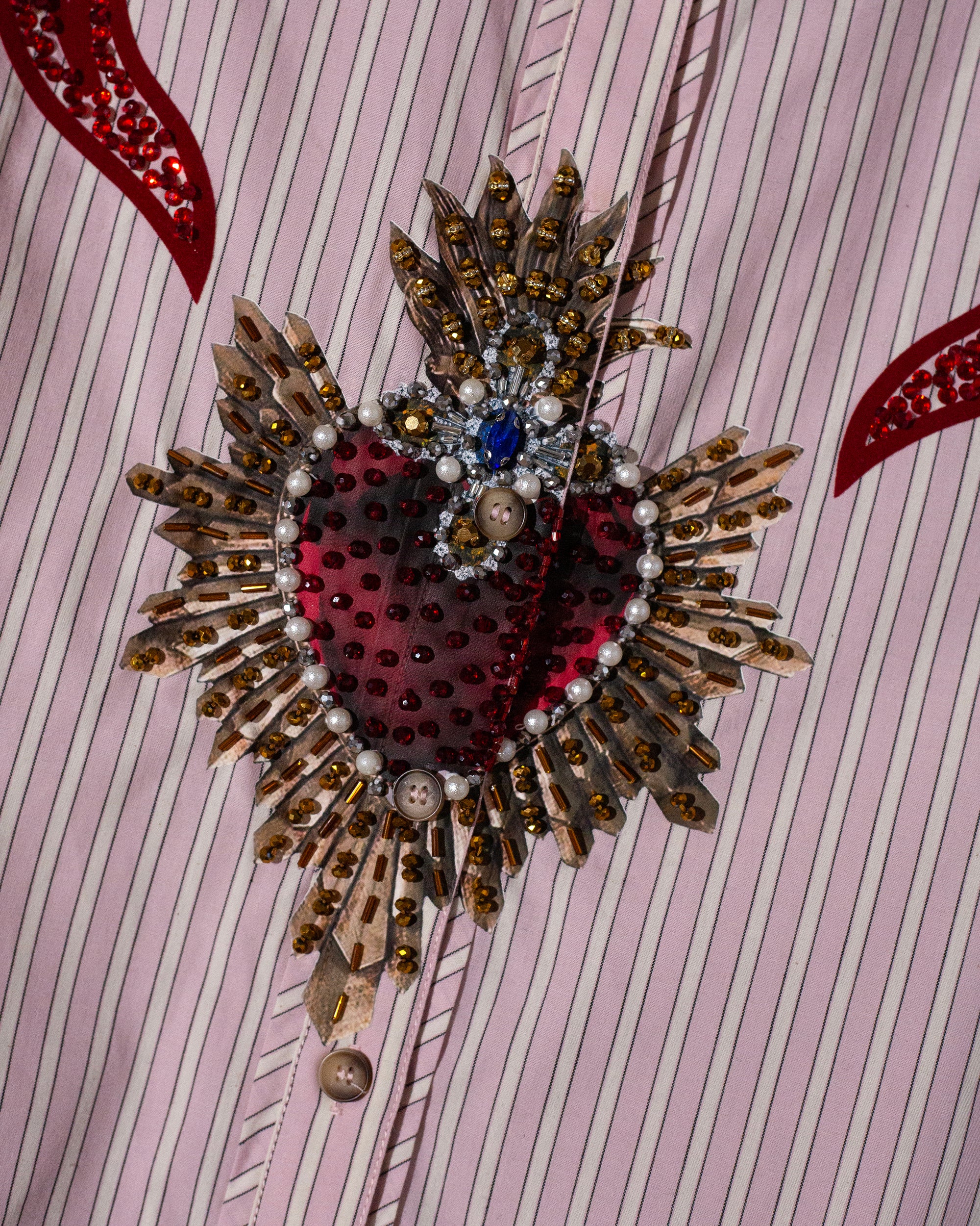 Camisera rosa con grecas y corazón