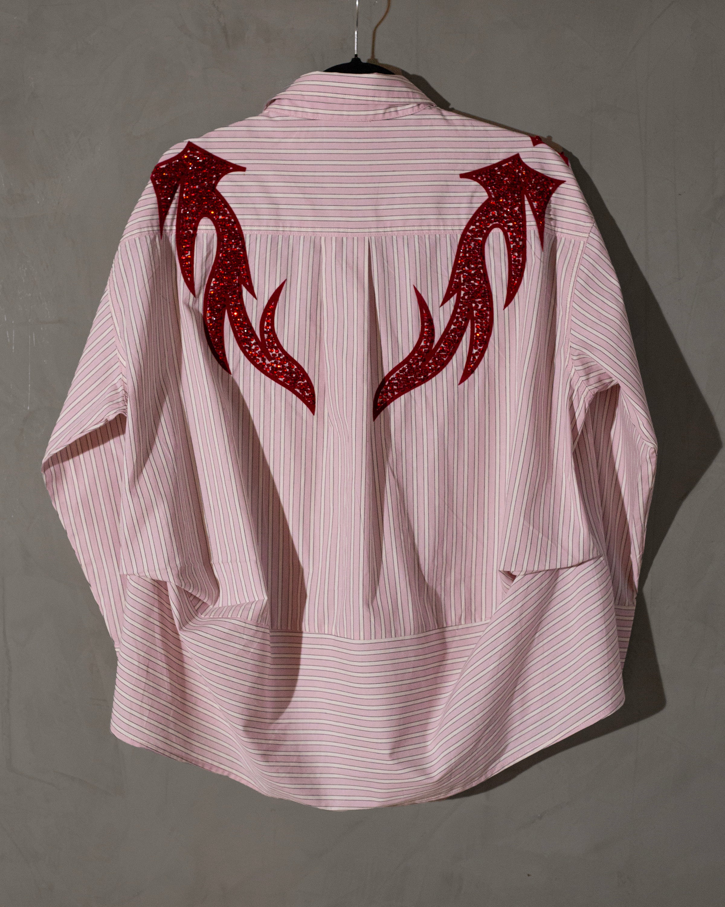 Camisera rosa con grecas y corazón