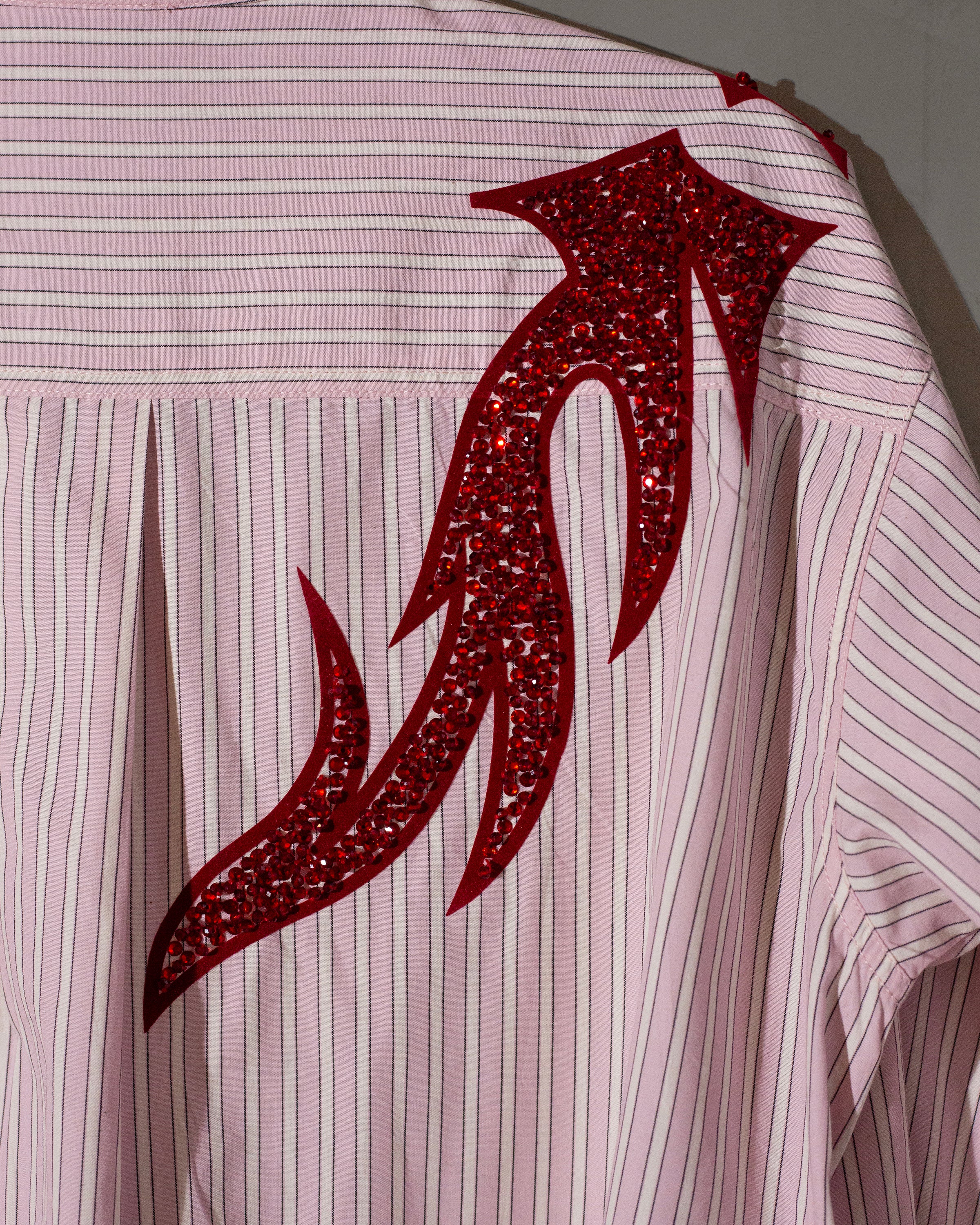 Camisera rosa con grecas y corazón