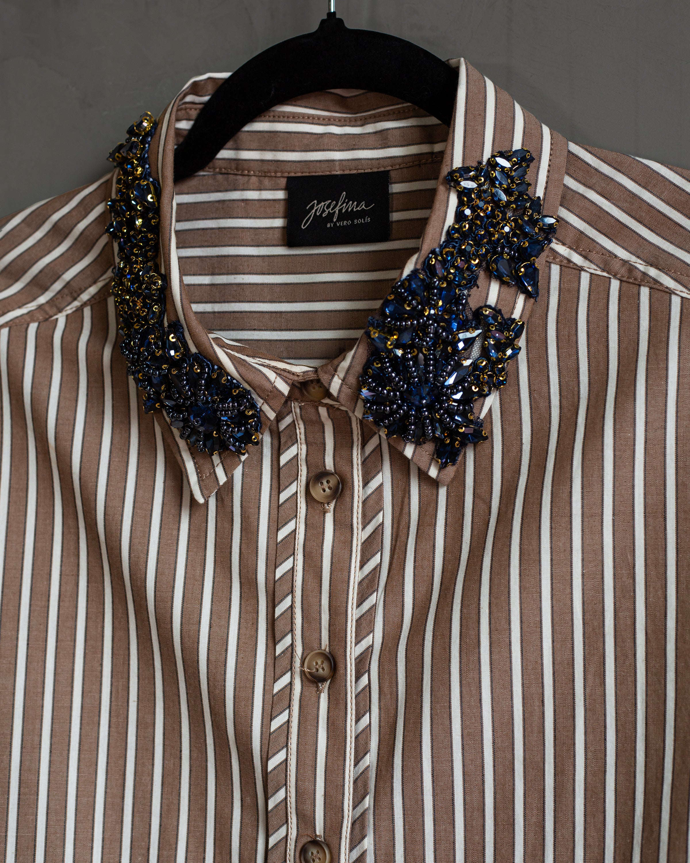 Camisera khaki rayas con aplicaciones