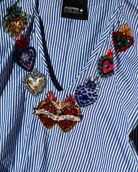 Blusa Celeste con collar de corazones