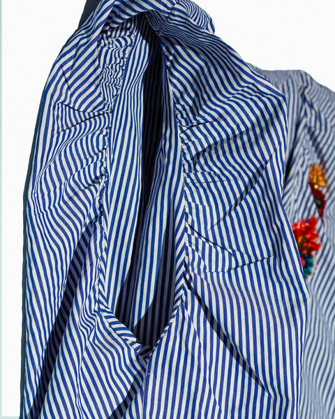 Blusa Celeste con collar de corazones