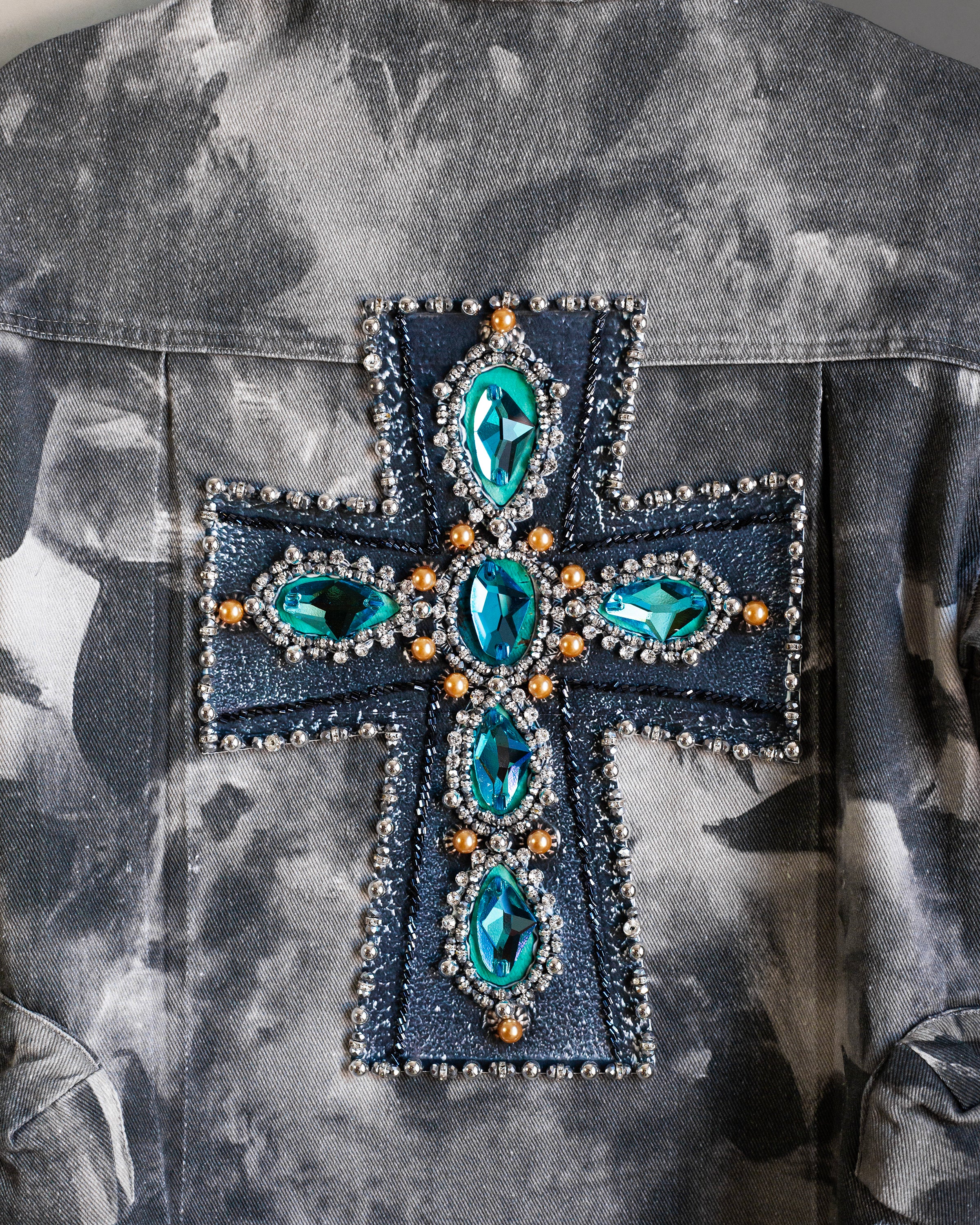 Chamarra de mezclilla cruces con turquesas