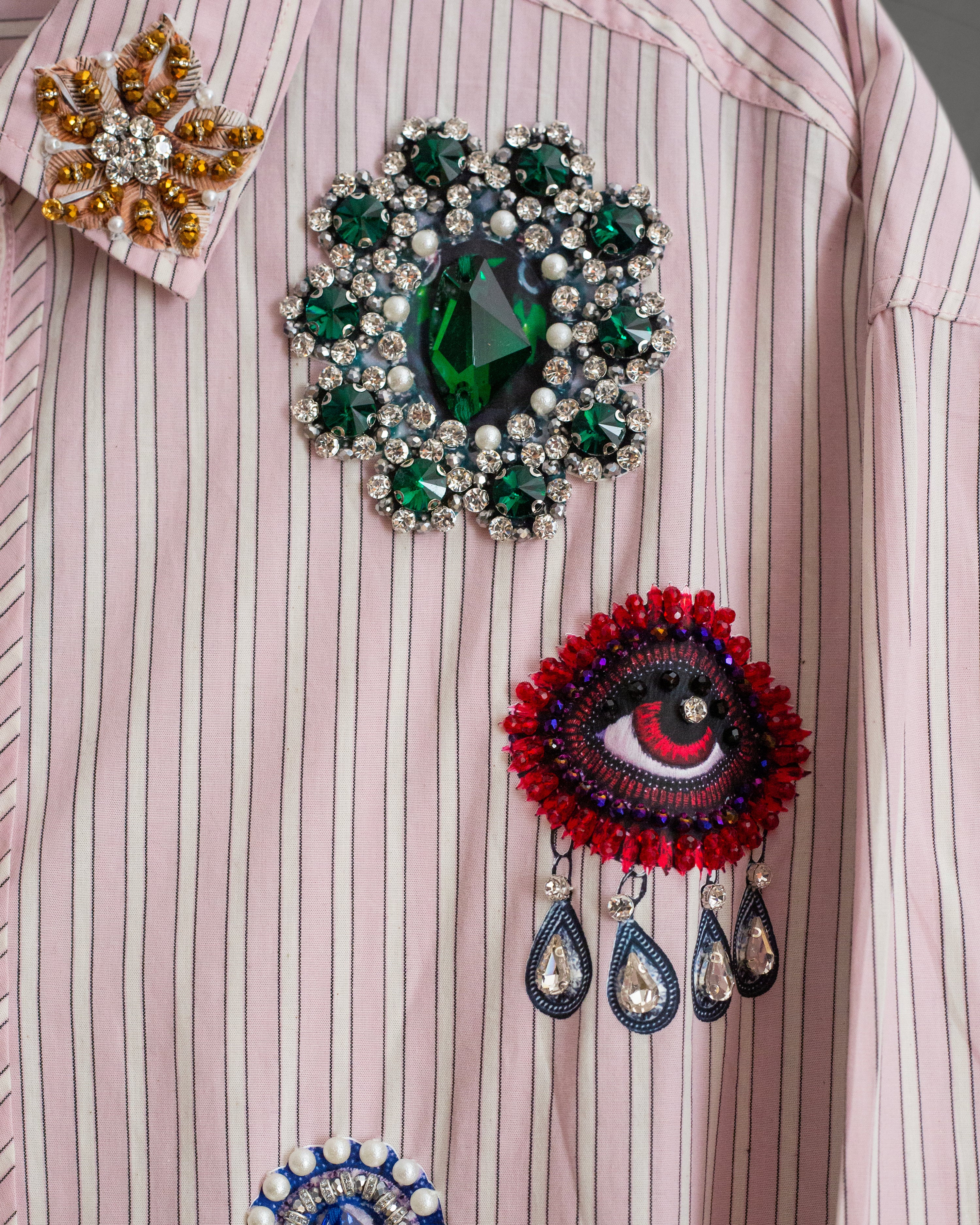 Camisera rayas rosa con joyas