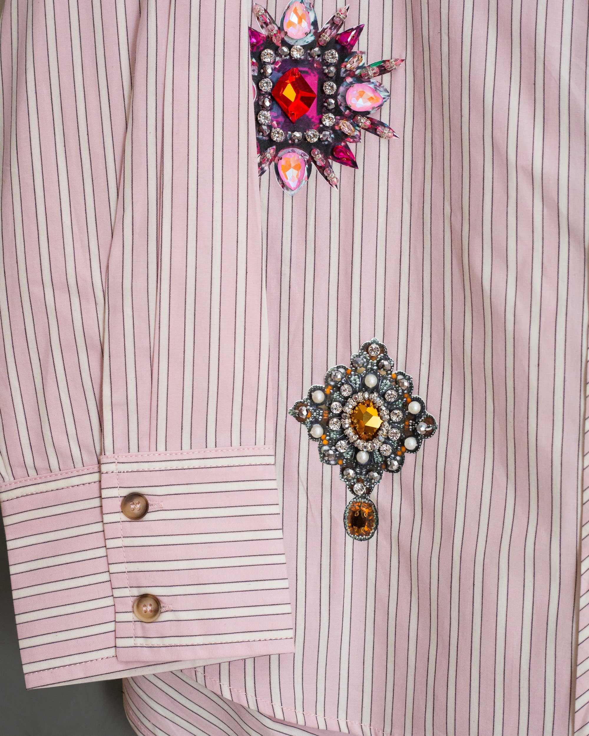 Camisera rayas rosa con joyas