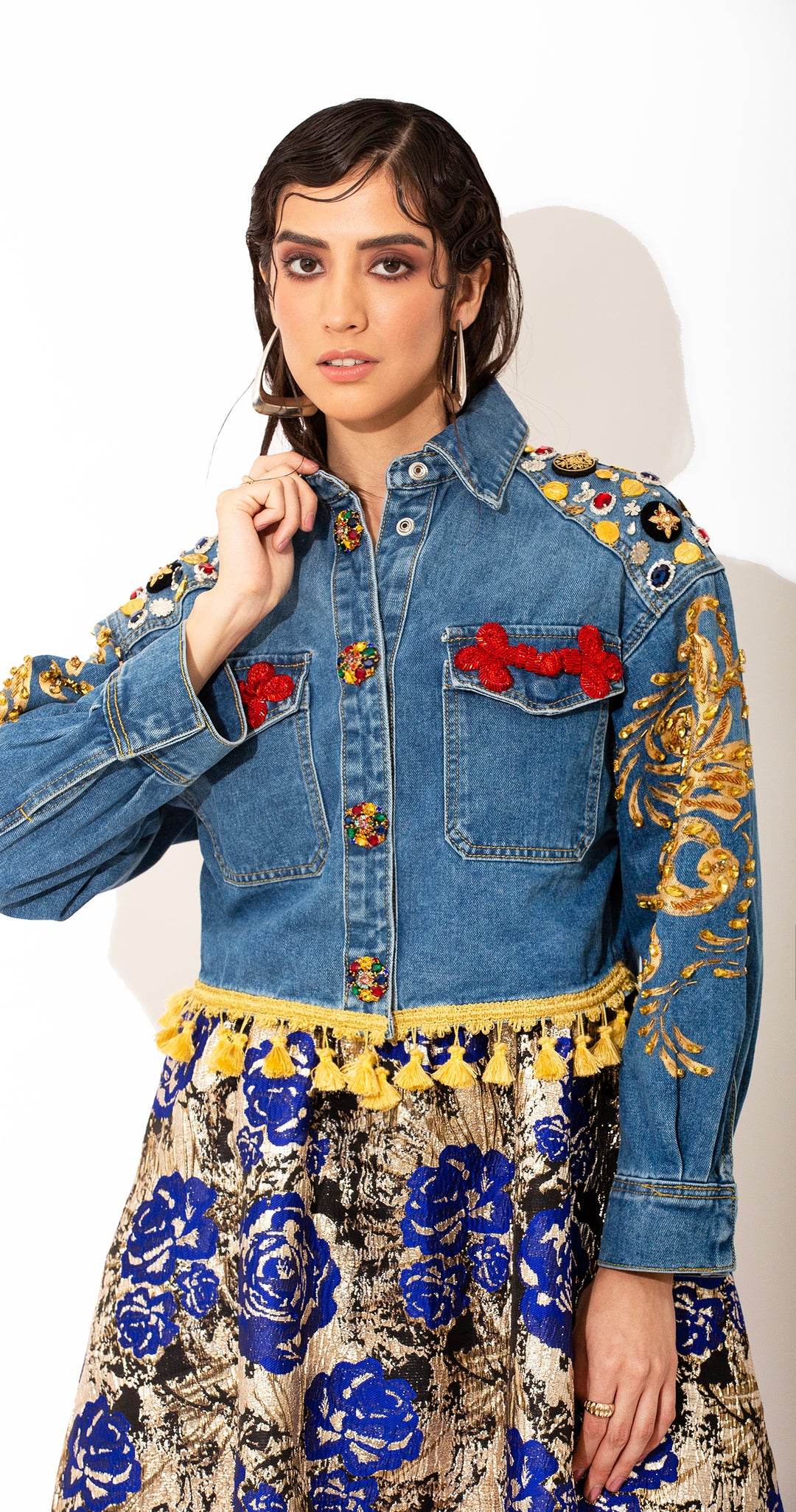 DENIM JACKET CORAZÓN TRICOLOR CON BORLAS