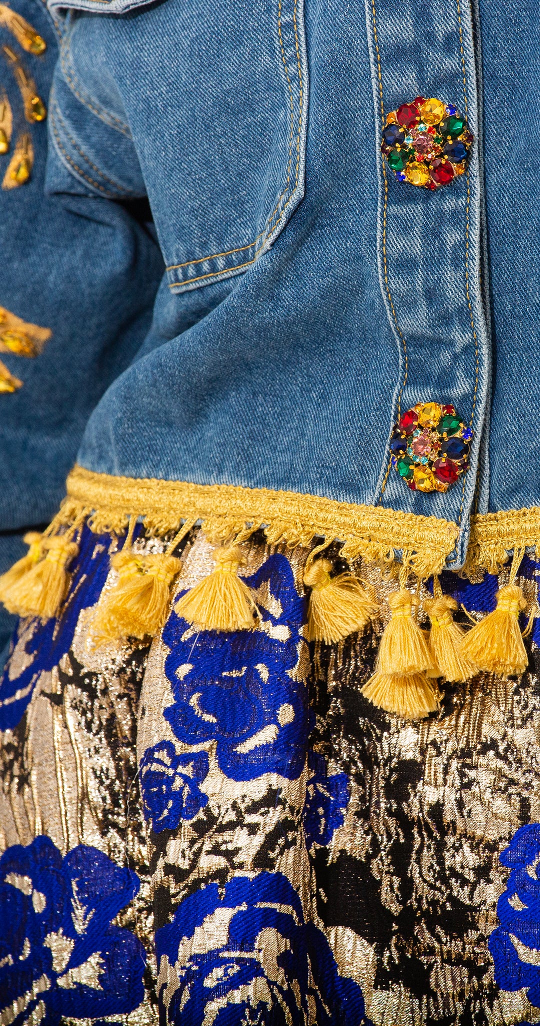 DENIM JACKET CORAZÓN TRICOLOR CON BORLAS