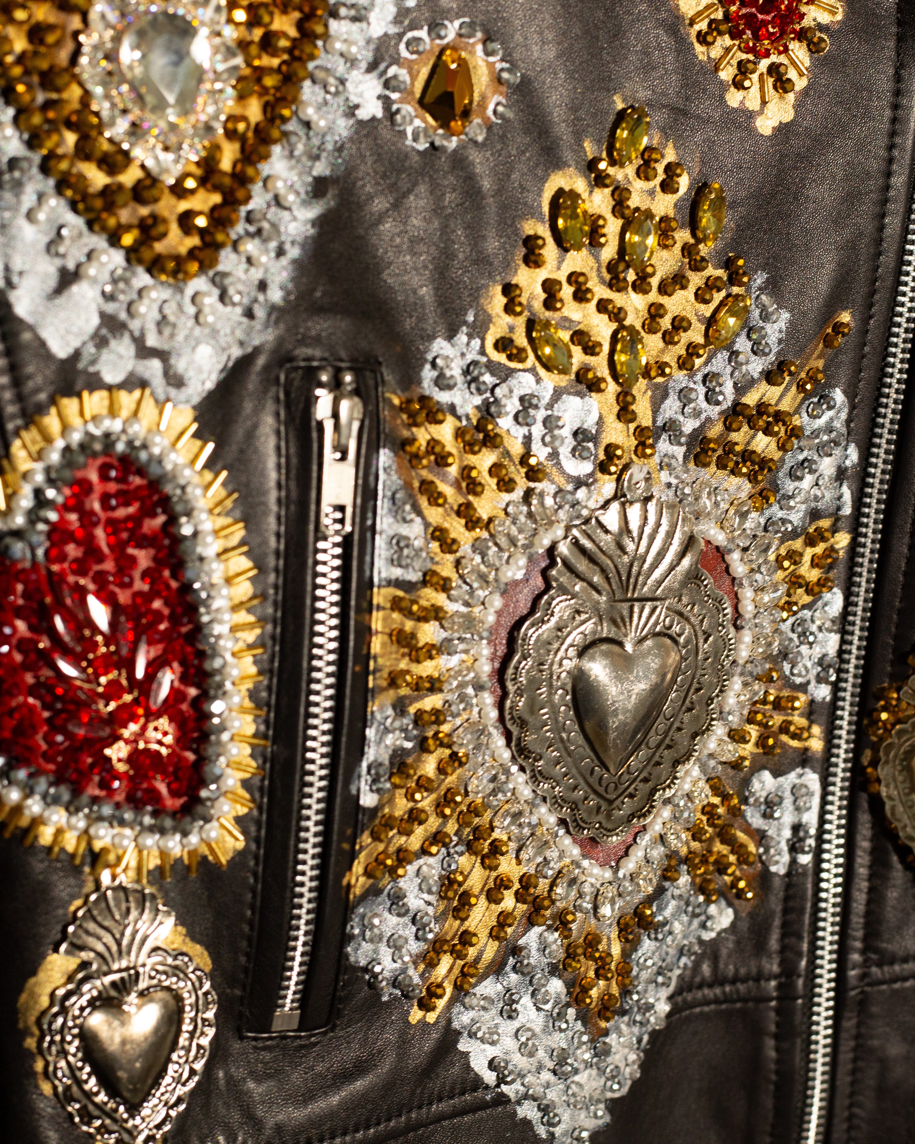 Biker jacket negra corazones y cruces