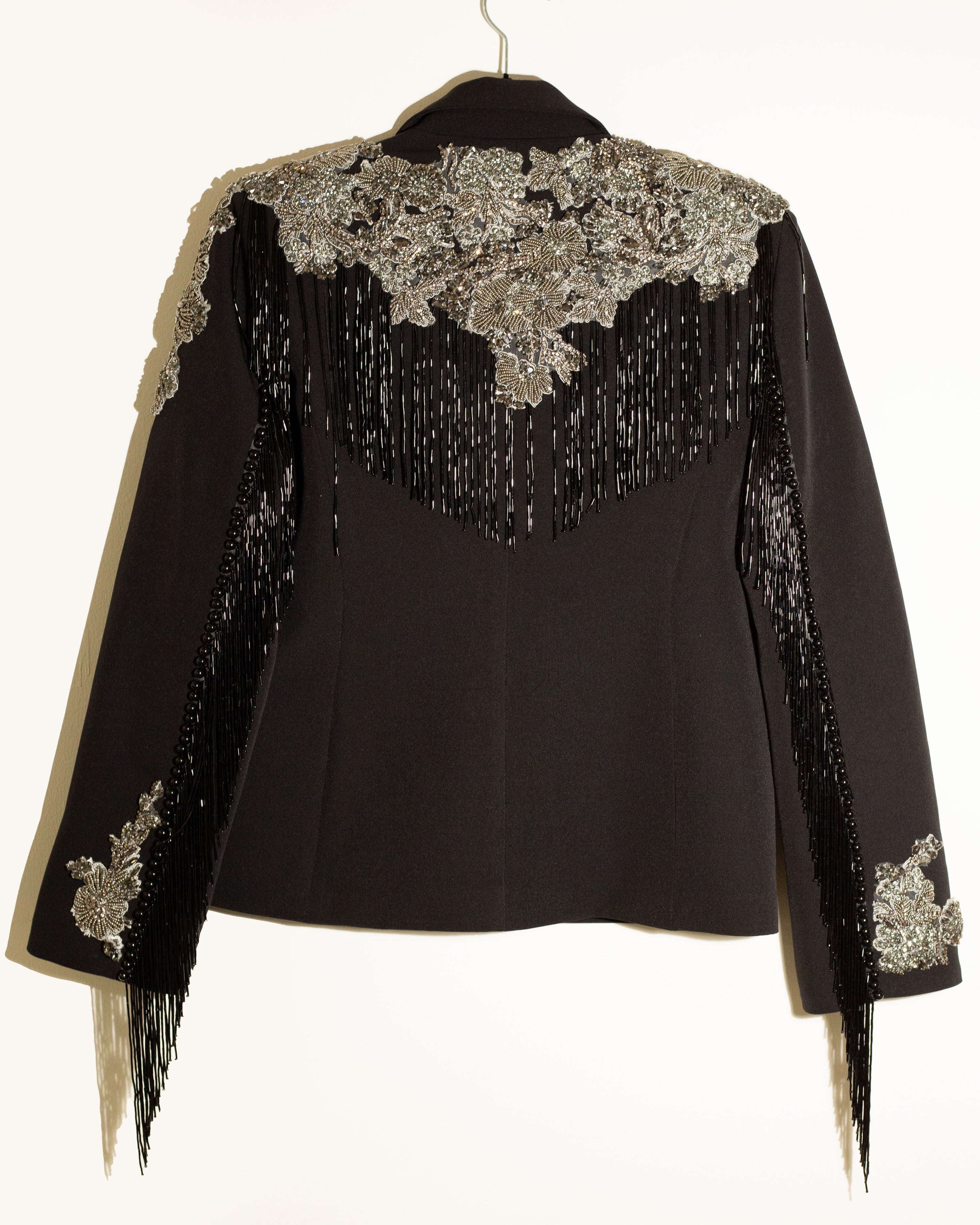 Blazer negro con flecos