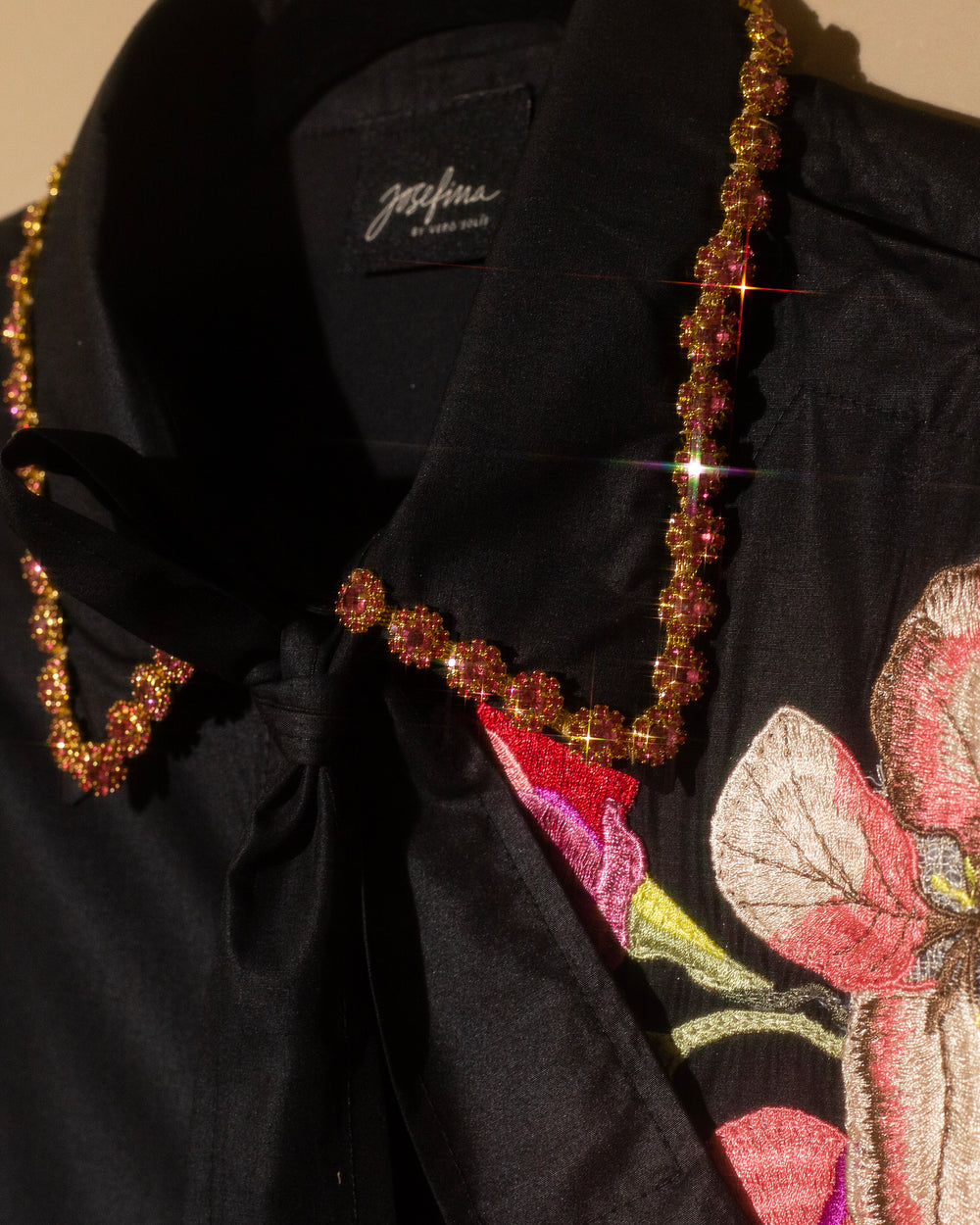 Camisera negra flores con cristales