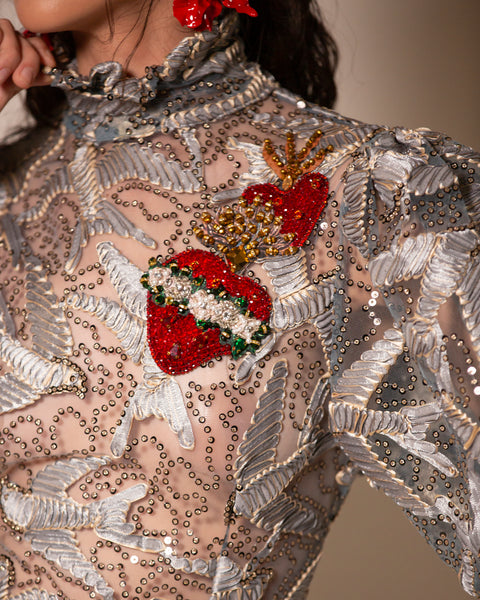 Vestido con estampado bordado con corazón de cristal