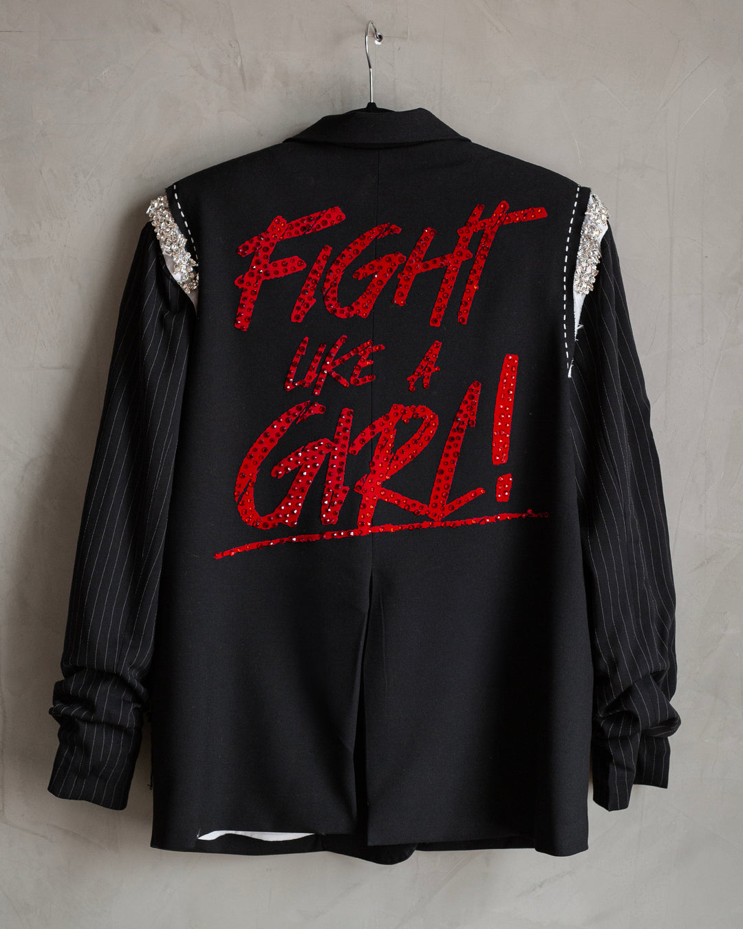Blazer negro Fight like a girl con flecos bordados