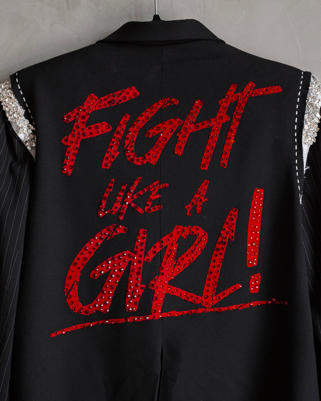 Blazer negro Fight like a girl con flecos bordados
