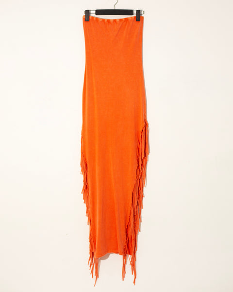 Vestido strapless naranja con flecos