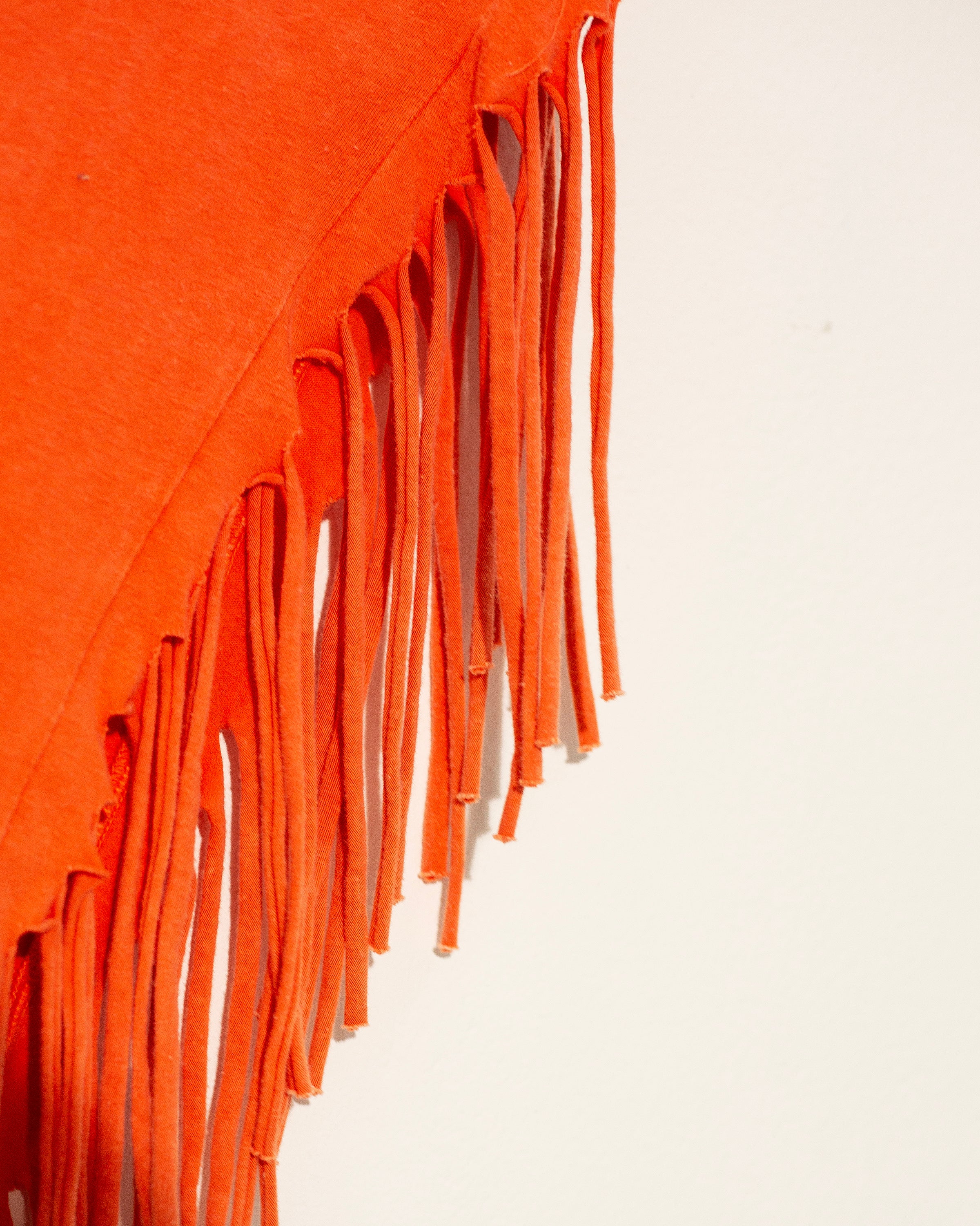 Vestido strapless naranja con flecos