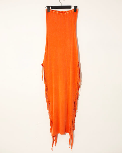 Vestido strapless naranja con flecos