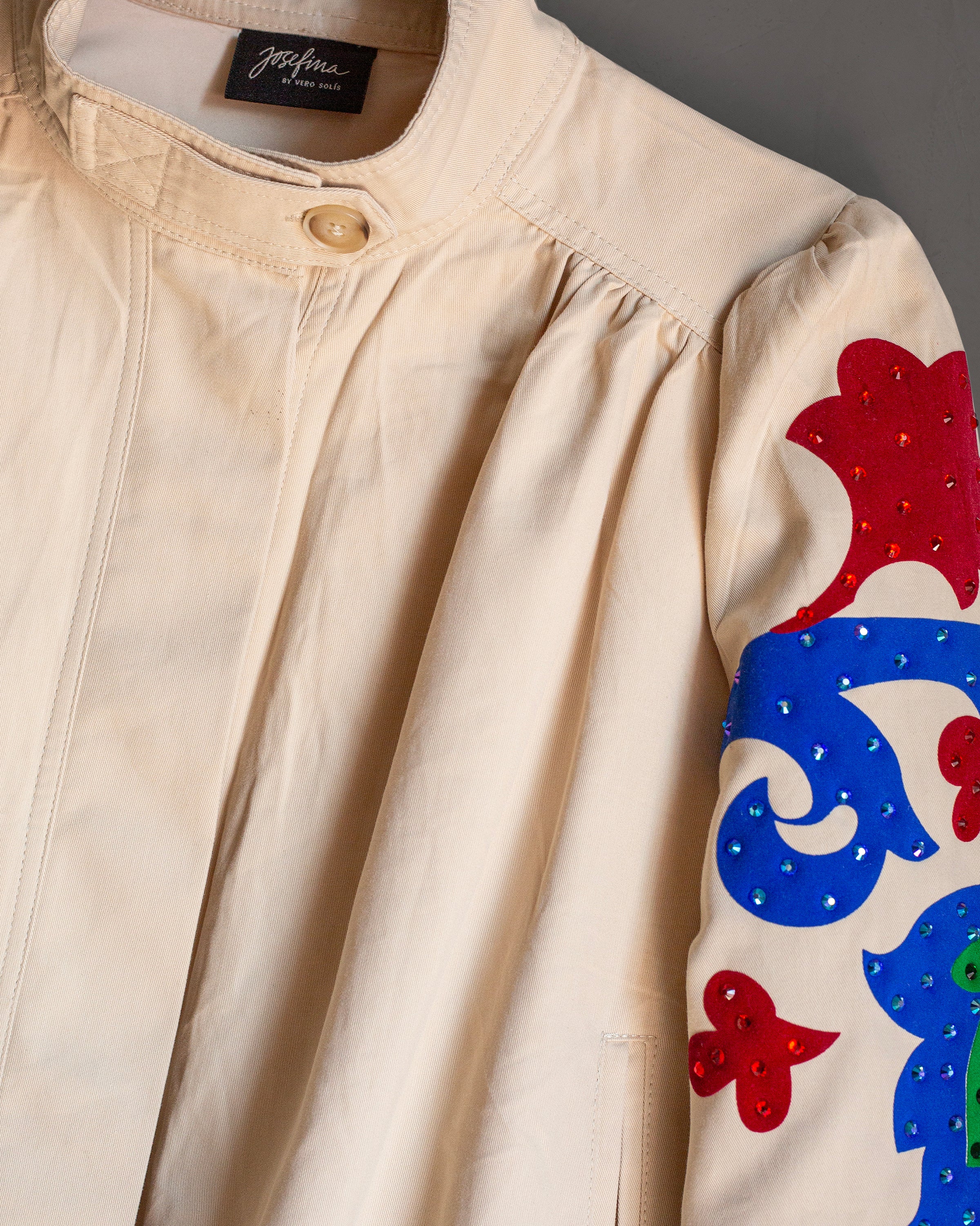 Cropped trench coat con grecas
