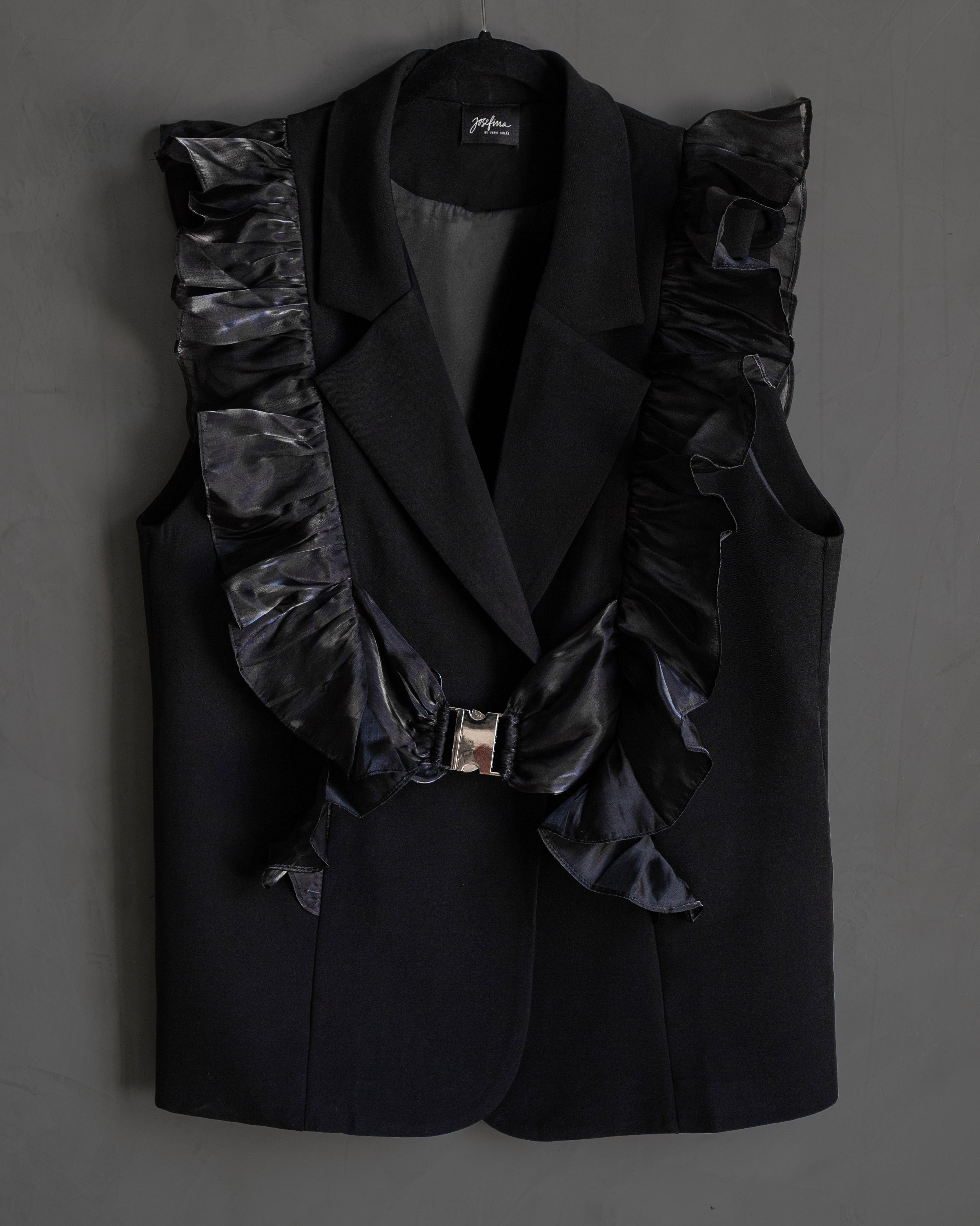 Chaleco negro con olan Corazón tricolor