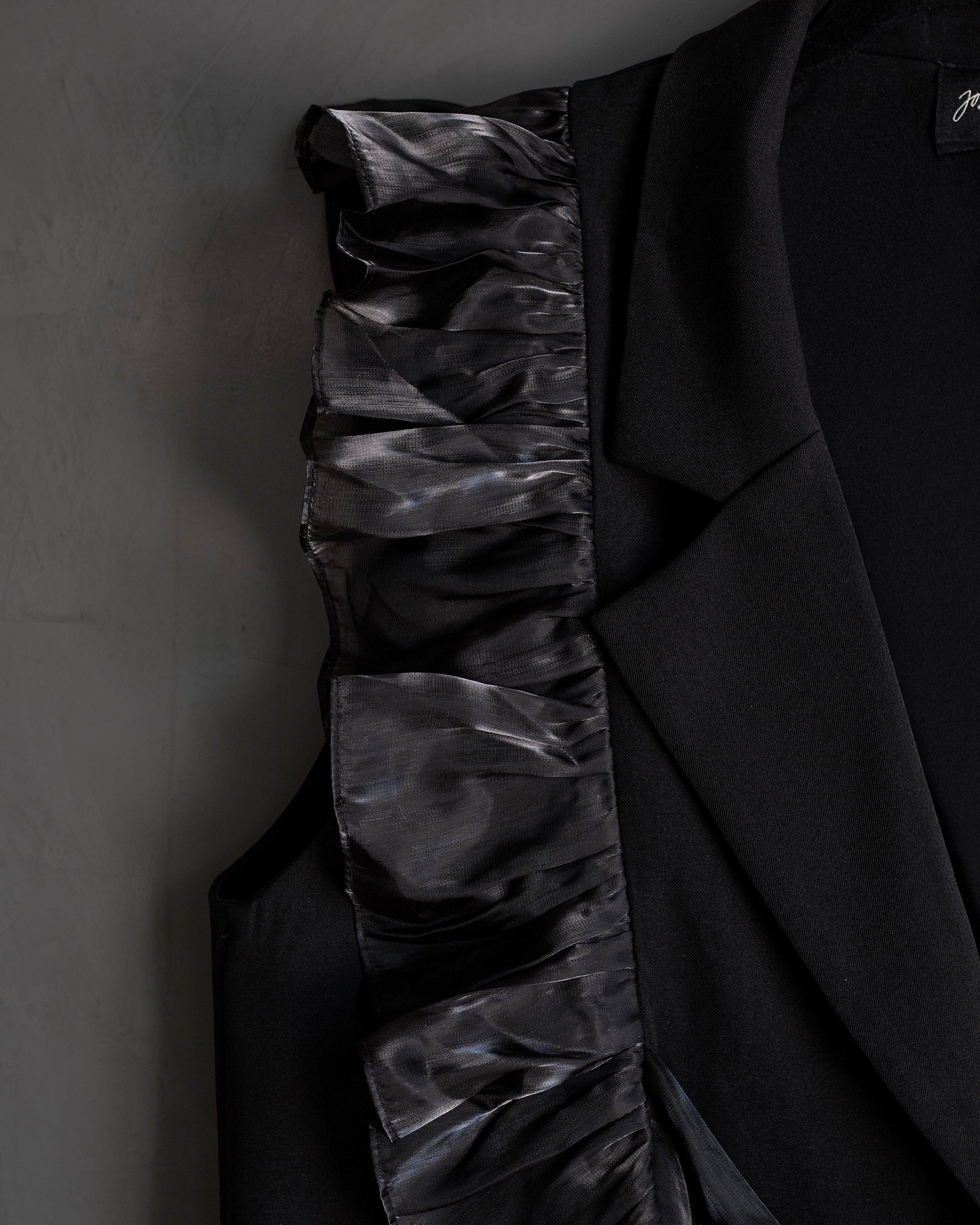 Chaleco negro con olan Corazón tricolor