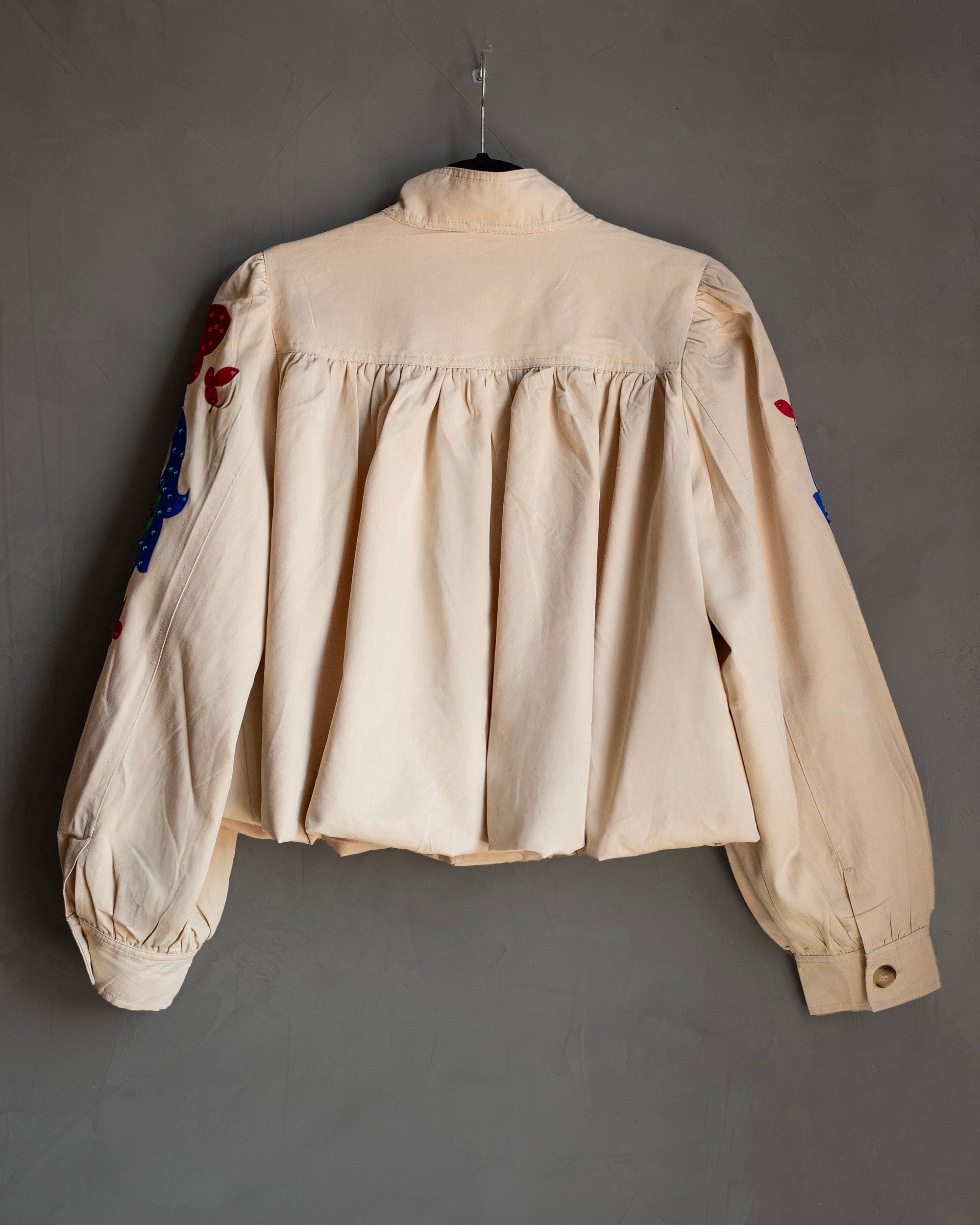 Cropped trench coat con grecas