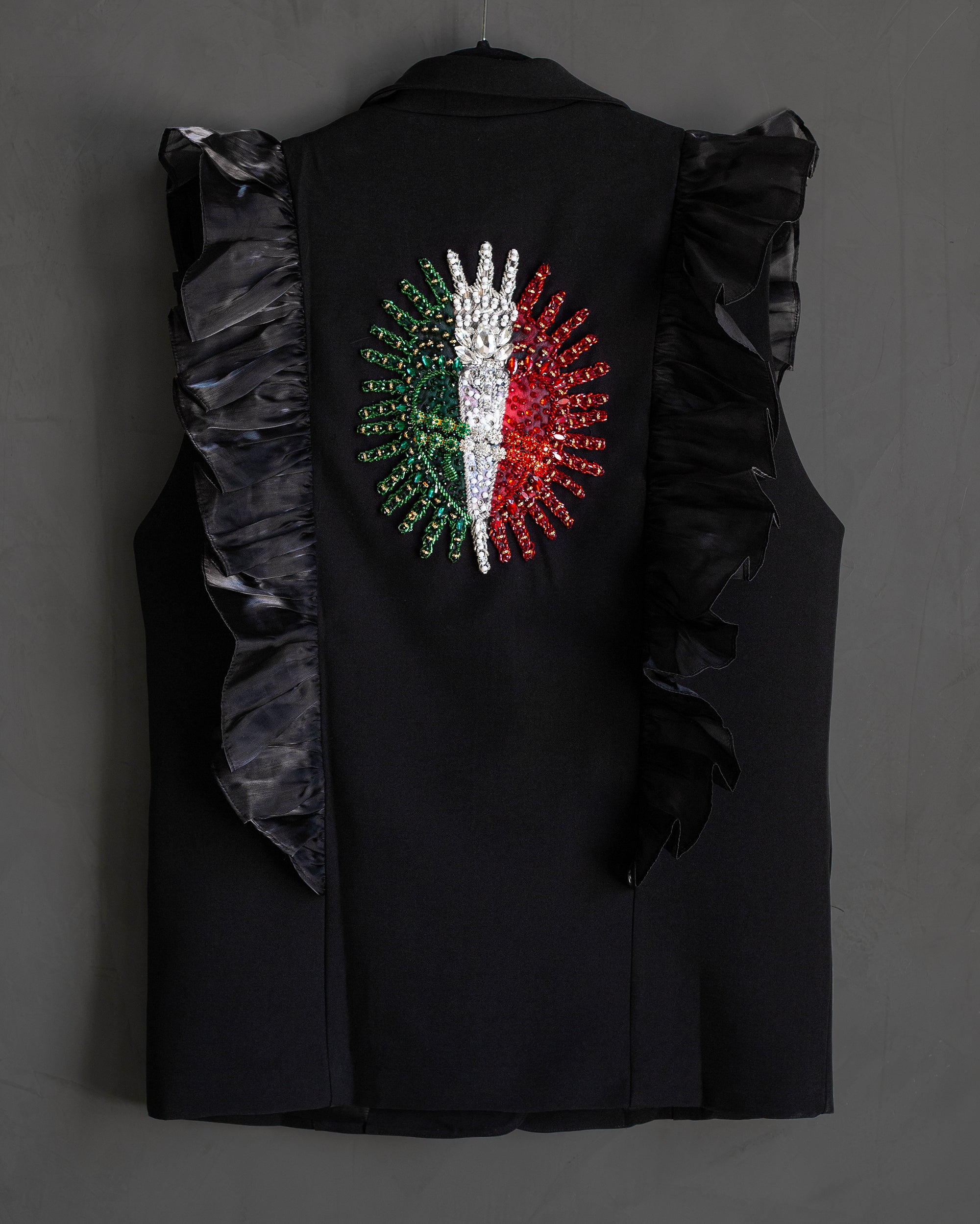 Chaleco negro con olan Corazón tricolor