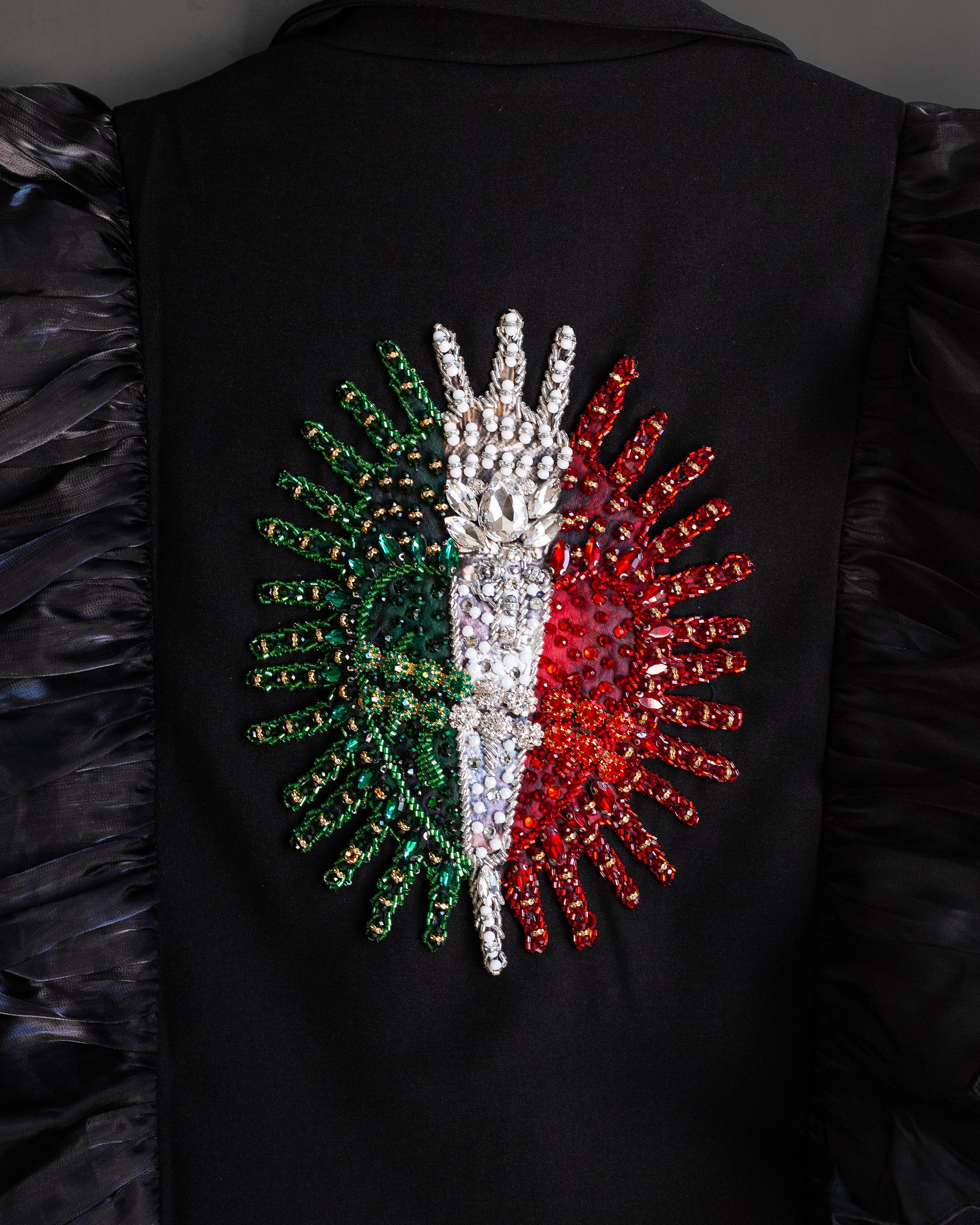Chaleco negro con olan Corazón tricolor
