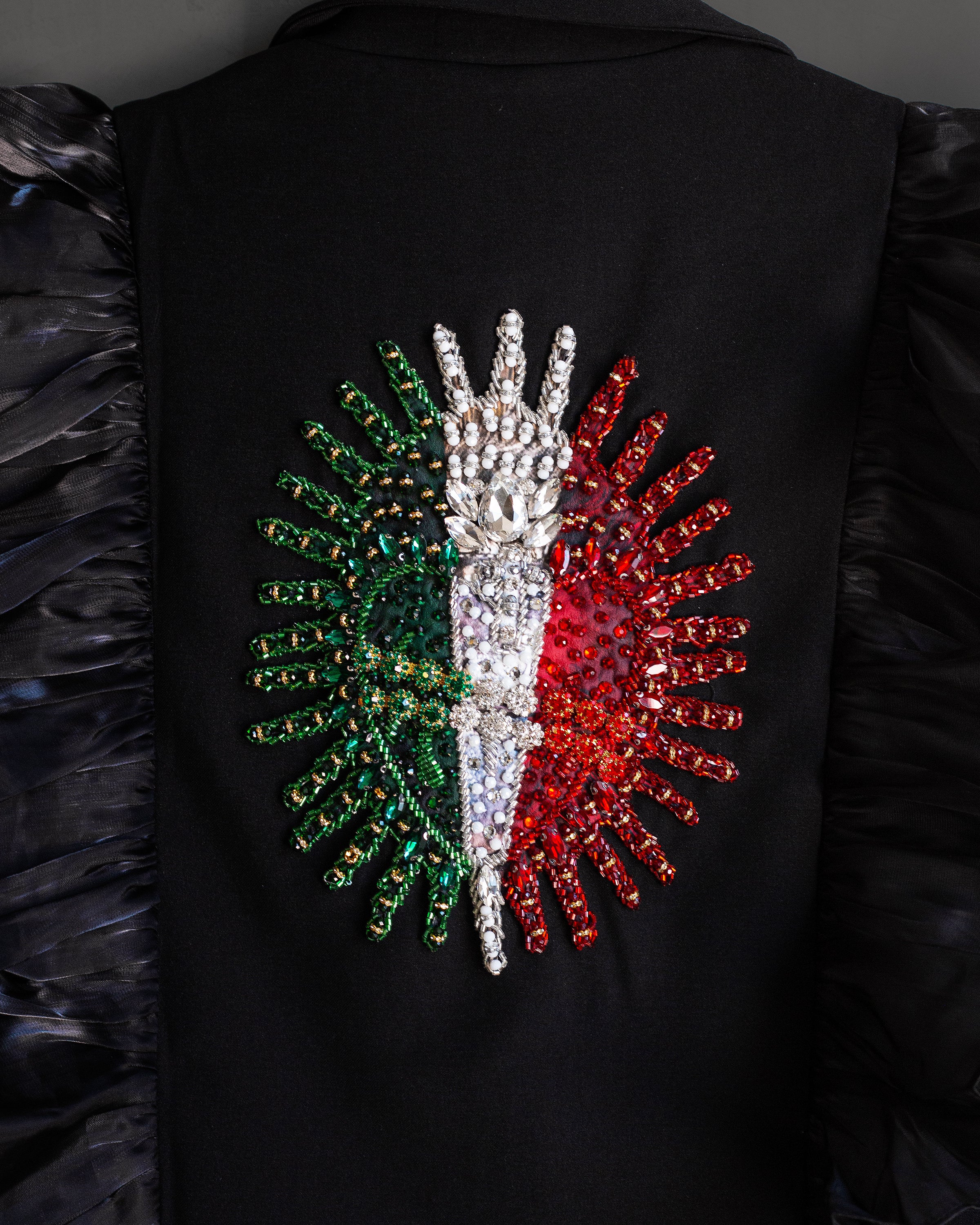 Chaleco negro con olan Corazón tricolor