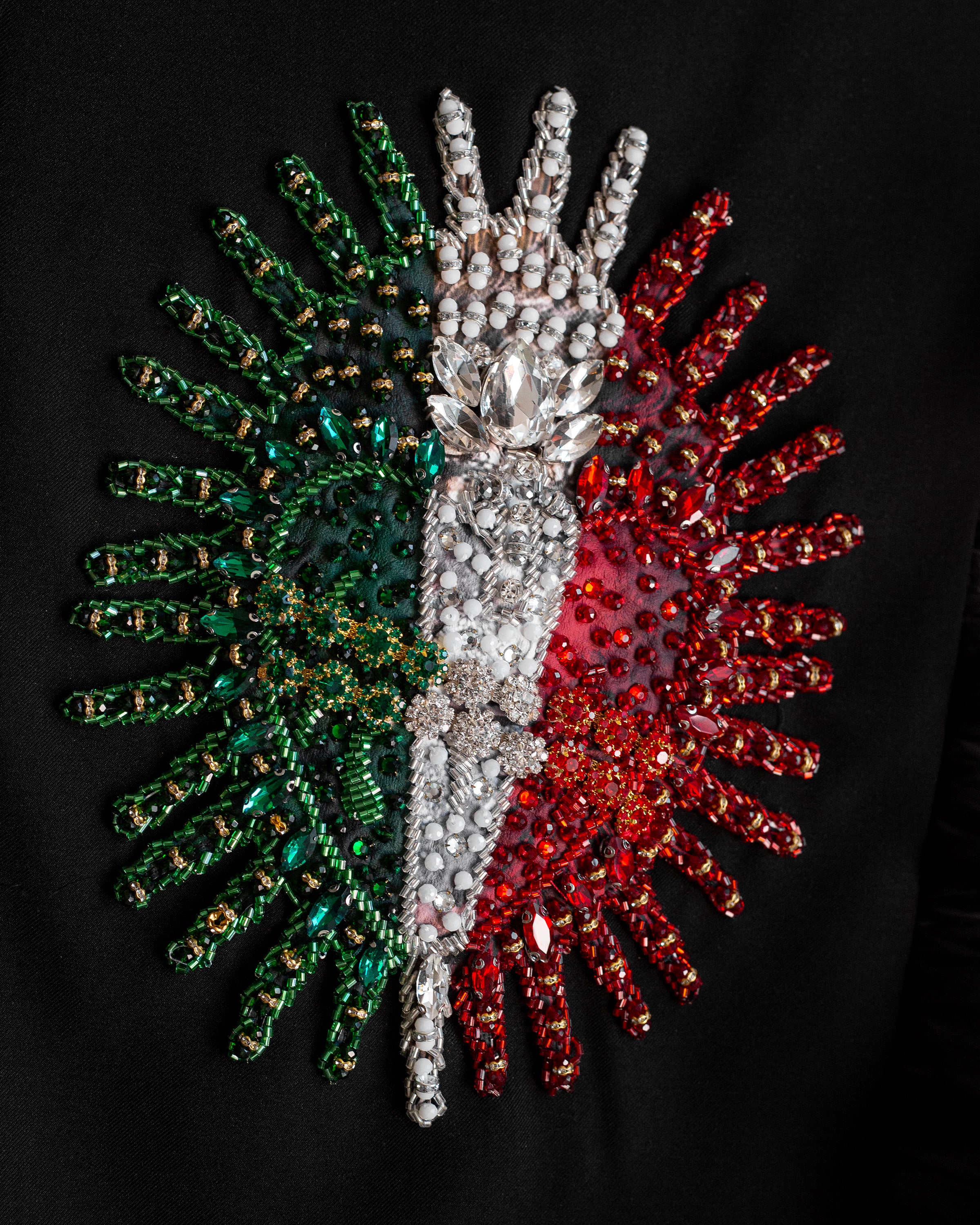 Chaleco negro con olan Corazón tricolor