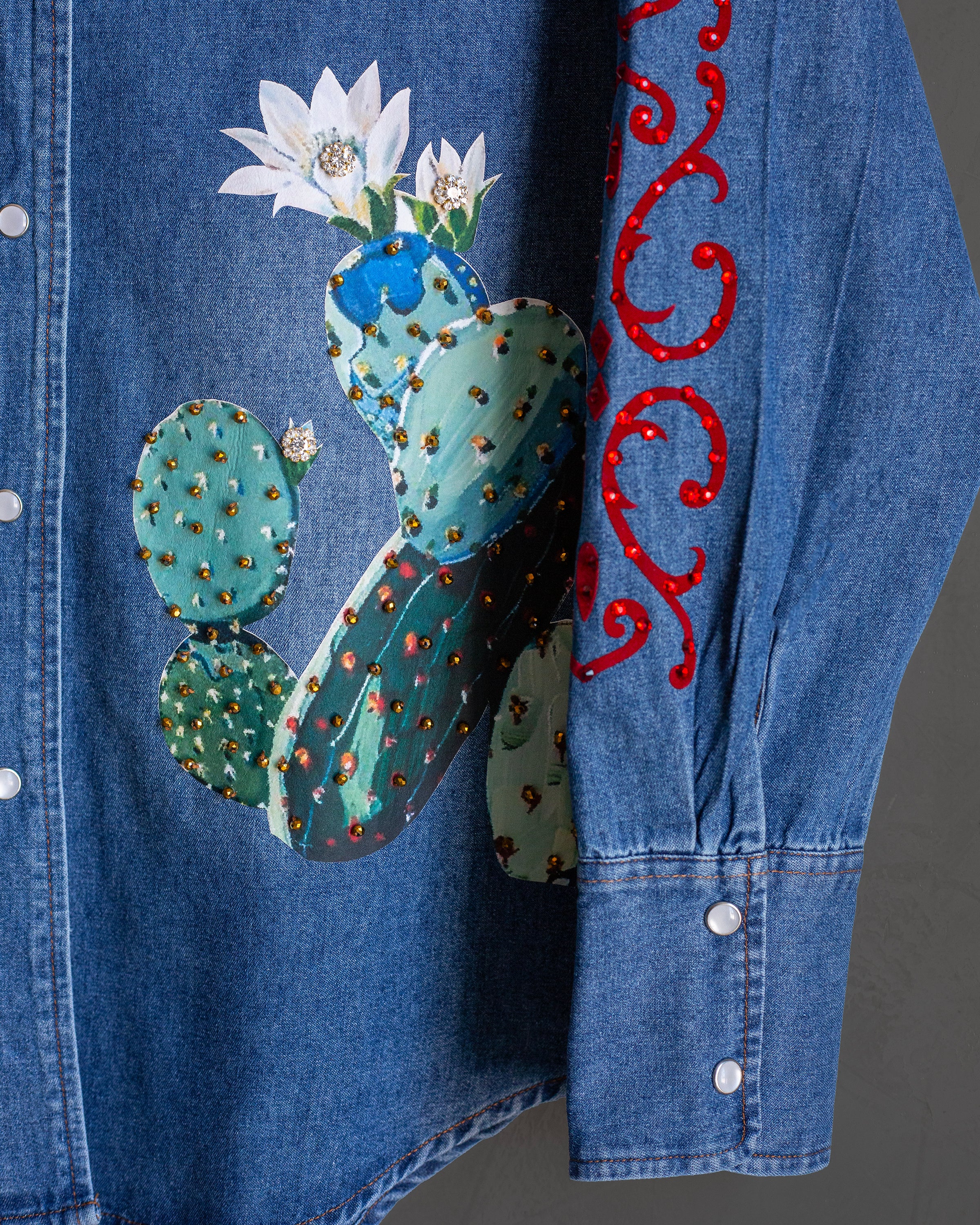 Sobrecamisa denim flores y grecas