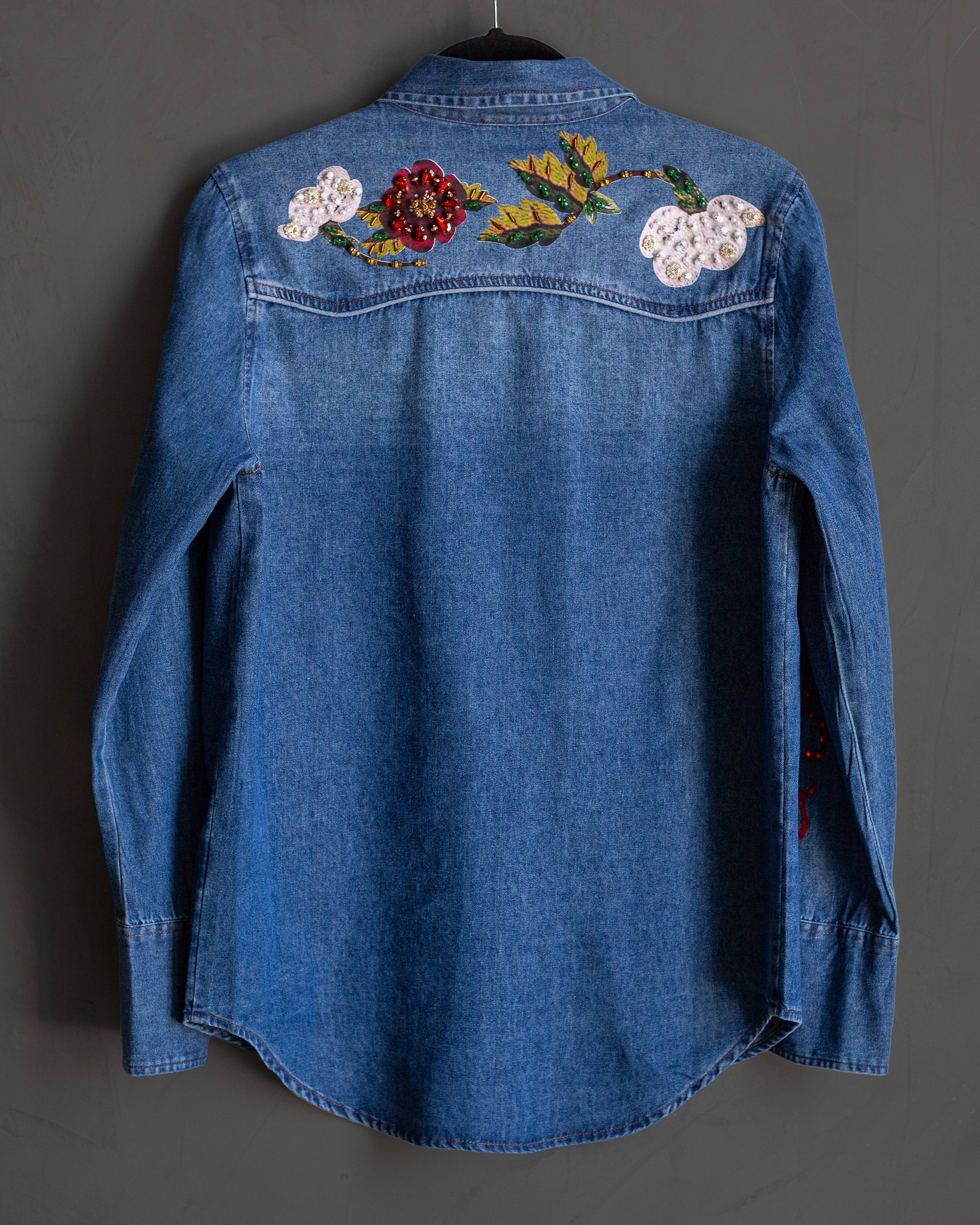 Sobrecamisa denim flores y grecas