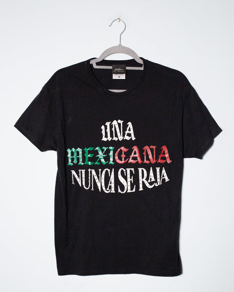 Camiseta Una Mexicana Nunca Se Raja