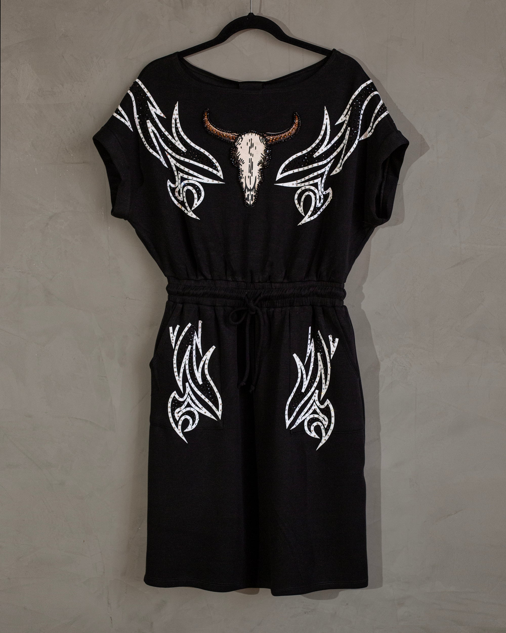 Vestido negro grecas y toro