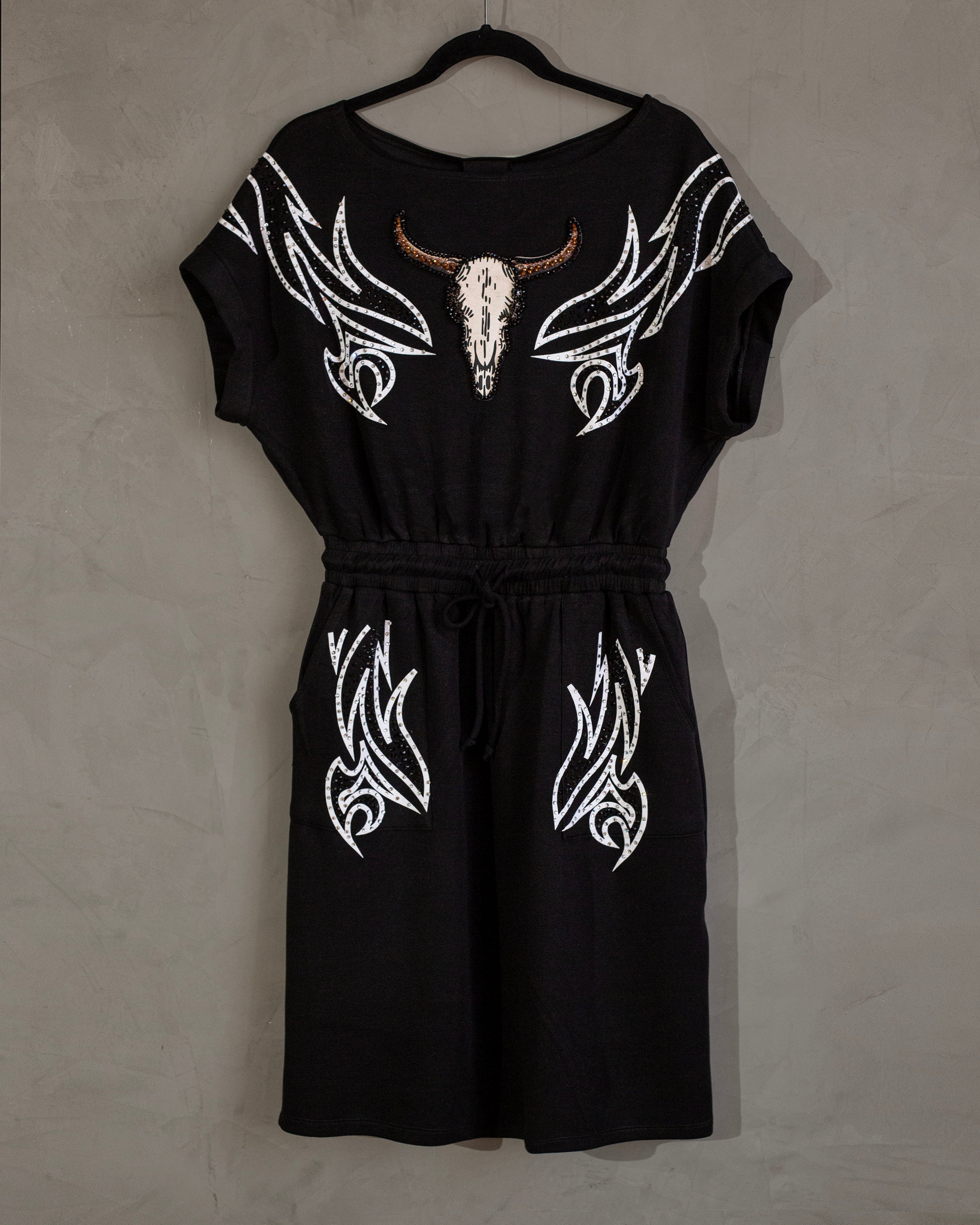 Vestido negro grecas y toro