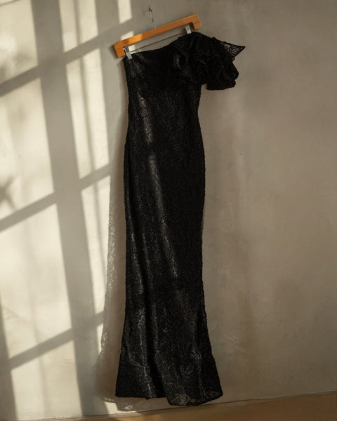 Vestido de noche negro de un hombro encaje