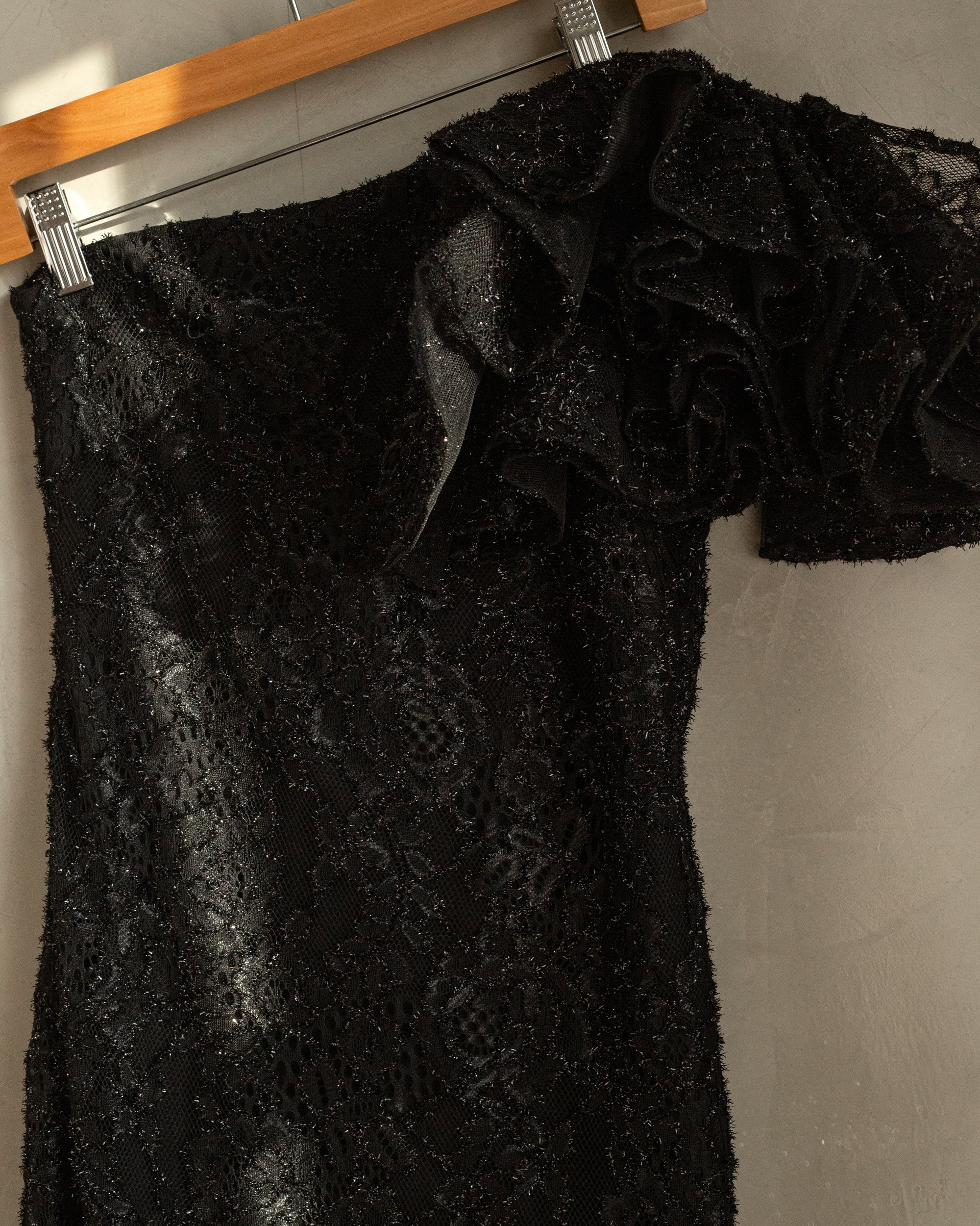 Vestido de noche negro de un hombro encaje