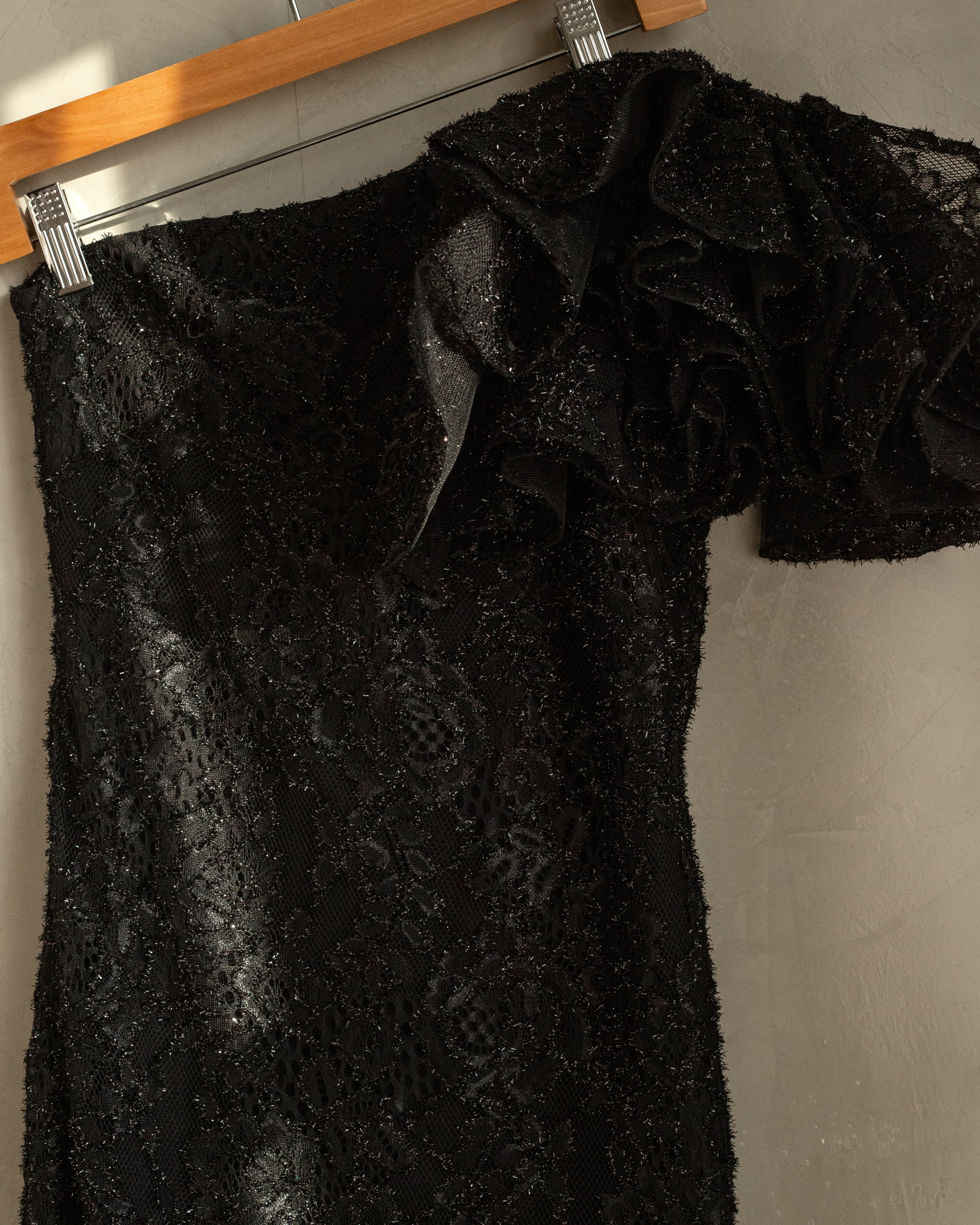 Vestido de noche negro de un hombro encaje